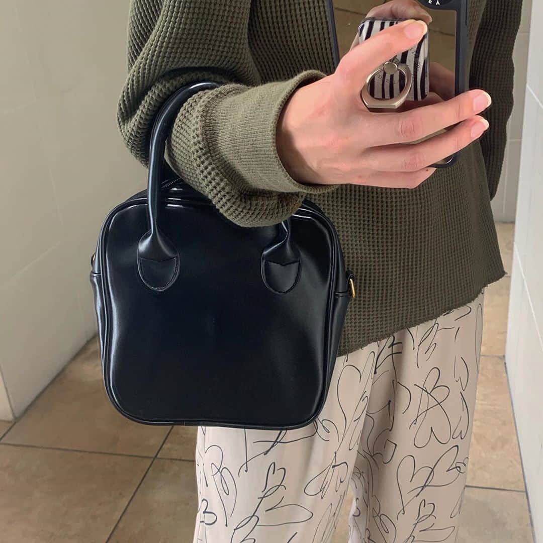 のインスタグラム：「@iradowl_official  のbag新入り❤︎ 色柄のbagが多かったけど最近合わせやすい黒も増えてきた✨ #ootd#bag#puu_fashion」
