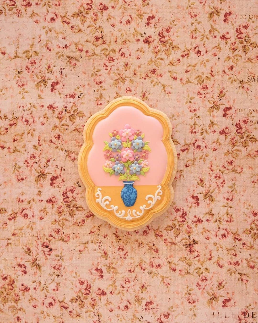 KUNIKAのインスタグラム：「Cookies with painted flower arrangements.💐﻿ ﻿ 今日はタイルの梱包・発送作業をやって、その後は楽しみな撮影用のクッキーづくりに没頭しています。﻿ 久々にちょっとだけ進化したデザインが生まれました🥺﻿ 公開は先ですが、きっといつも見てくださってる方はその進化に気づくはず...!!﻿ 必ずお知らせします🤍﻿ ﻿ #artofkunika」