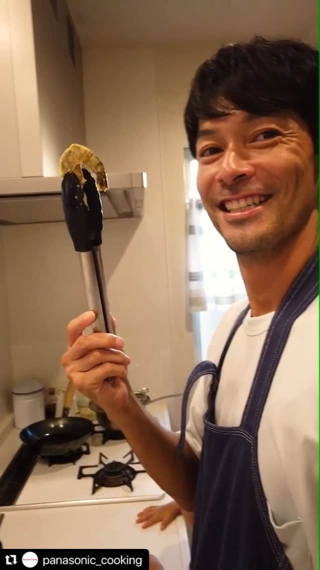 久保田裕之のインスタグラム：「解凍しなくてもグリルで一気に焼き上げられる✨ こんなに簡単に、美味しい料理が出せるとは🦐 #エビ#エビ三兄弟#ビストロ#Birtroビストロオーブン##双子#一卵性双生児#男児#三兄弟#双子パパ  #Repost @panasonic_cooking with @make_repost ・・・ ・ 時間のあるときに食材を下ごしらえして冷凍保存。 忙しい日は、下ごしらえをした凍ったままの食材をそのままビストロに入れたら、おいしい一品が完成。  パナソニックのビストロなら、凍ったままグリル(※)で 解凍しなくても一気に焼き上げます。  家事に仕事に子育てに追われる日々も、ごはんはできるだけ手づくりしたい。 頑張りすぎない、でもちゃんとおいしい食卓を、ずっと続けていきたい。  そんな思いを抱える共働きの5人家族、久保田ファミリー。 パナソニックのあたらしい冷蔵庫とレンジを使いはじめてから、 「家電で、料理がこんなにラクになるんだ」という発見が日々あるといいます。 詳しくは「USER'S　Documentary」（https://panasonic.jp/cooking/family.html) で紹介中。  ※レシピブックまたは取扱説明書の対象レシピに従って下ごしらえしたもの。市販の冷凍食品には対応していません。  ▼商品詳細はIGTVから下記リンクをクリック https://panasonic.jp/range/  パナソニック　スチームオーブンレンジ（NE-BS2700）」