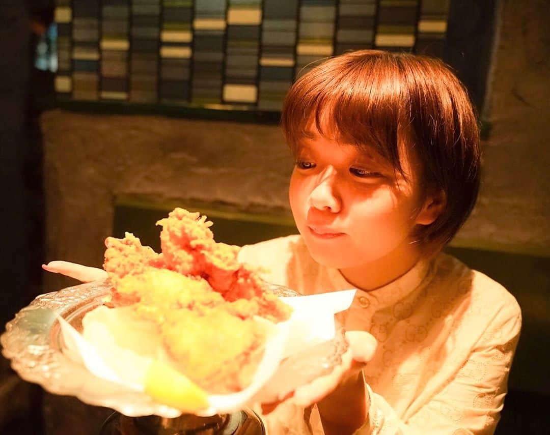 田村華子のインスタグラム：「. こんばんは  今日は巨大唐揚げを前にして 目とろーん口ぷくーのショット🤤  食べたすぎてカメラわすれてる！！  ちょっと変顔ですが、お気に入りの1枚💓」