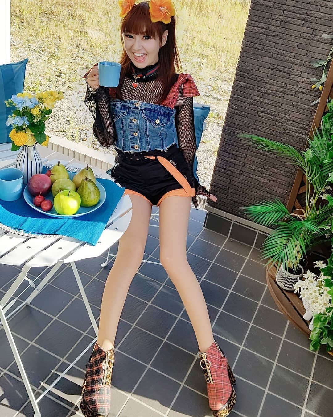 かつみさゆりのパンツ さゆりさんのインスタグラム写真 - (さゆりInstagram)「今日のロケ私服です〜🥰ハロウィン色🎃 帰りに久しぶりの外食を〰🤩  担当してくれた林ちゃんがサプライズで 〘YouTube100万回再生お祝い✨〙して下さったです〰🤣🤣有り難いぼよ🤣 #皆様のお陰 で💖  #youtube #脚 ...