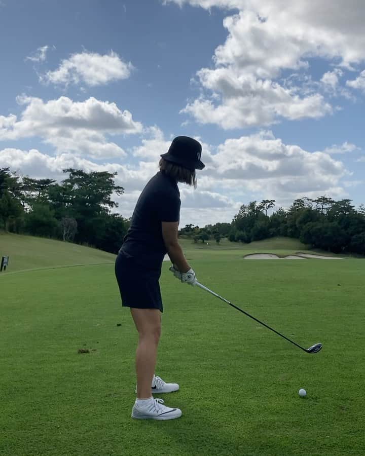 藤島妃呂子のインスタグラム：「弟達にダメ出しされながら試行錯誤。 打った後にボールに思いがこもってないとか、走り方がダサいとか🤭 言われまくり。。。  でも言いたいこと言い合えるのは貴重な事。 そんな関係でいれることに感謝。」