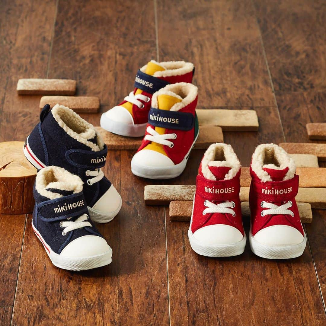 MIKI HOUSE ミキハウスさんのインスタグラム写真 - (MIKI HOUSE ミキハウスInstagram)「NEW COLOR🎨 人気のボア付きロゴシューズに新色登場。 定番の赤・紺に、マルチカラーが仲間入りです。  今年の秋冬は足元からあたたく コーディネートしてみてくださいね。  #mikihouse #babyshoes #kidsshoes #ミキハウス #ベビーシューズ #キッズシューズ #靴 #くつ #お揃い #スニーカー #ボア #ロゴ #キッズシューズ #キッズコーデ #秋コーデ」10月6日 21時47分 - mikihouse.official