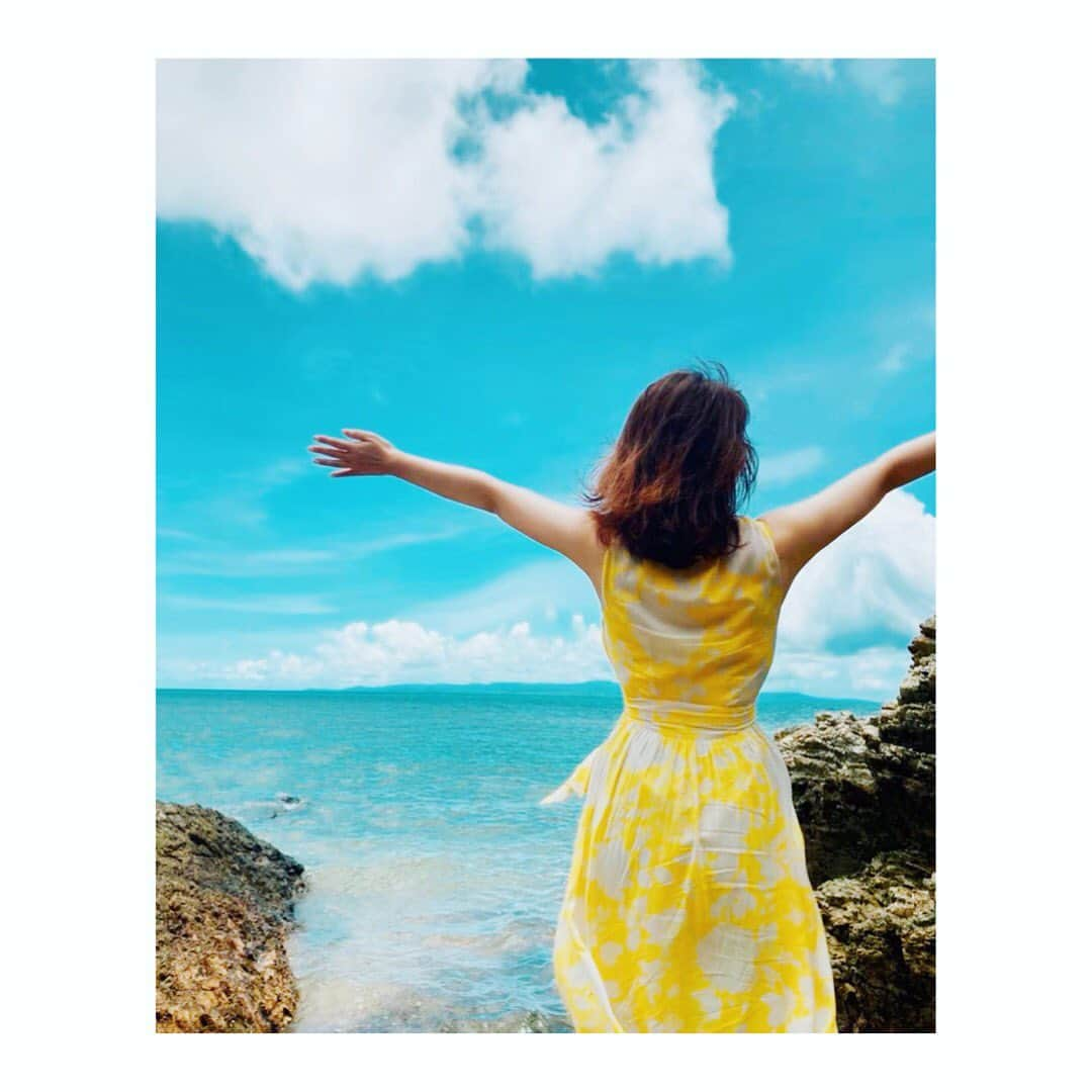 真野みづほのインスタグラム：「真っ青な空 真っ青な海 深く呼吸をする🌏💖🏝 #美しい景色  #深呼吸  #真っ青な海  #真っ青な空  #beautifulscenery  #deepbreathing  #아름다운경치」