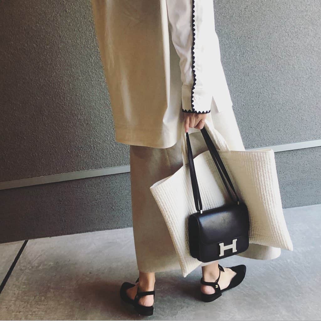 のインスタグラム：「・ Ivory × Black🤍🖤 ・ ・ #ootd #yori_japan  #pionunnal  #chanel」
