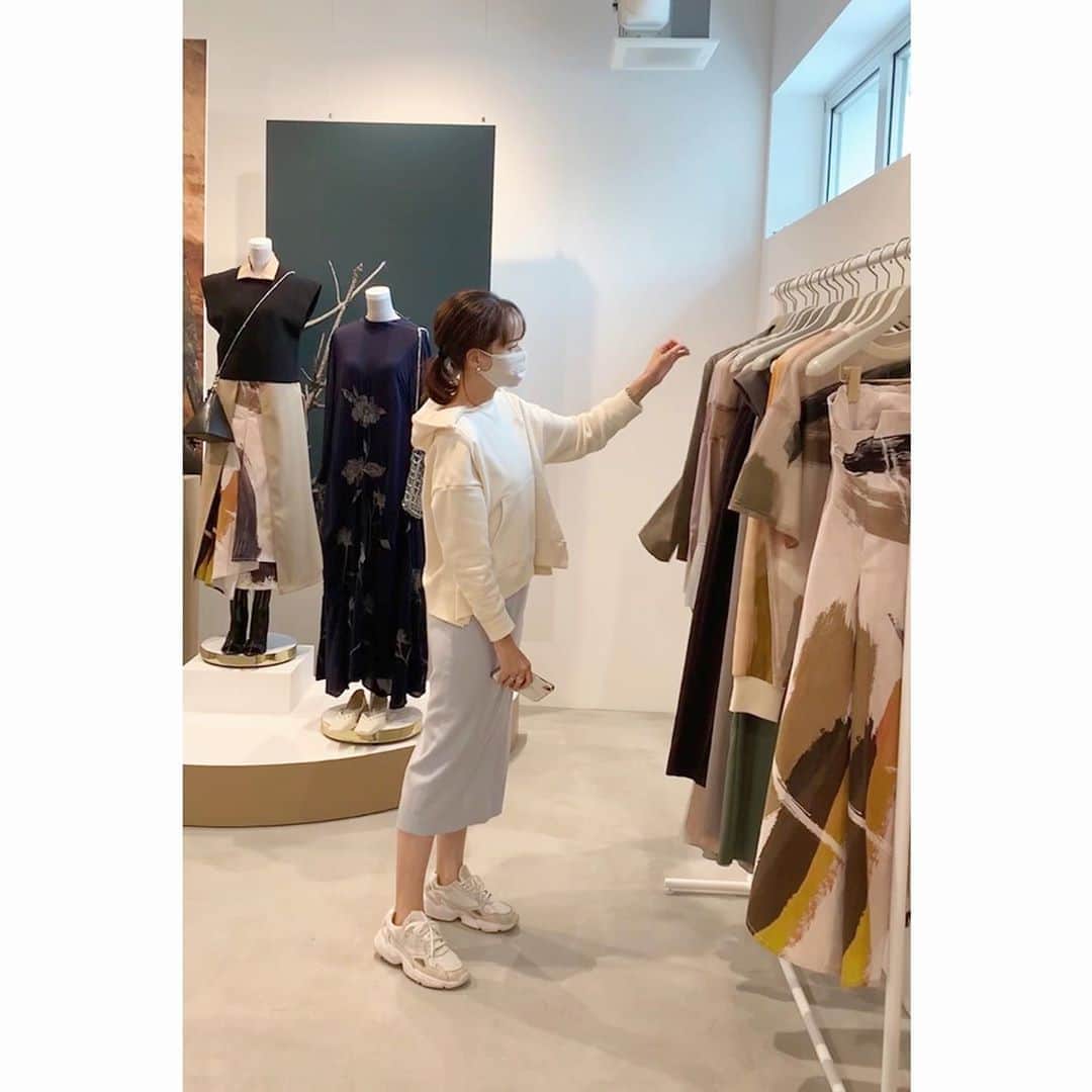 乙黒えりのインスタグラム：「2021SS展示会へ  @natsuhi に誘ってもらって Ameri vintageの展示会へ  まだ寒くもなってないから来年の春夏とかすごい遠い未来な気がするけどw かわいいものがたくさんあって目の保養になりました💕 ワンピとスカートオーダーしよっかな...悩みすぎ  #tops @blanc_official.jp  #skirt @iena_jp  #shoes @adidastokyo  #展示会」