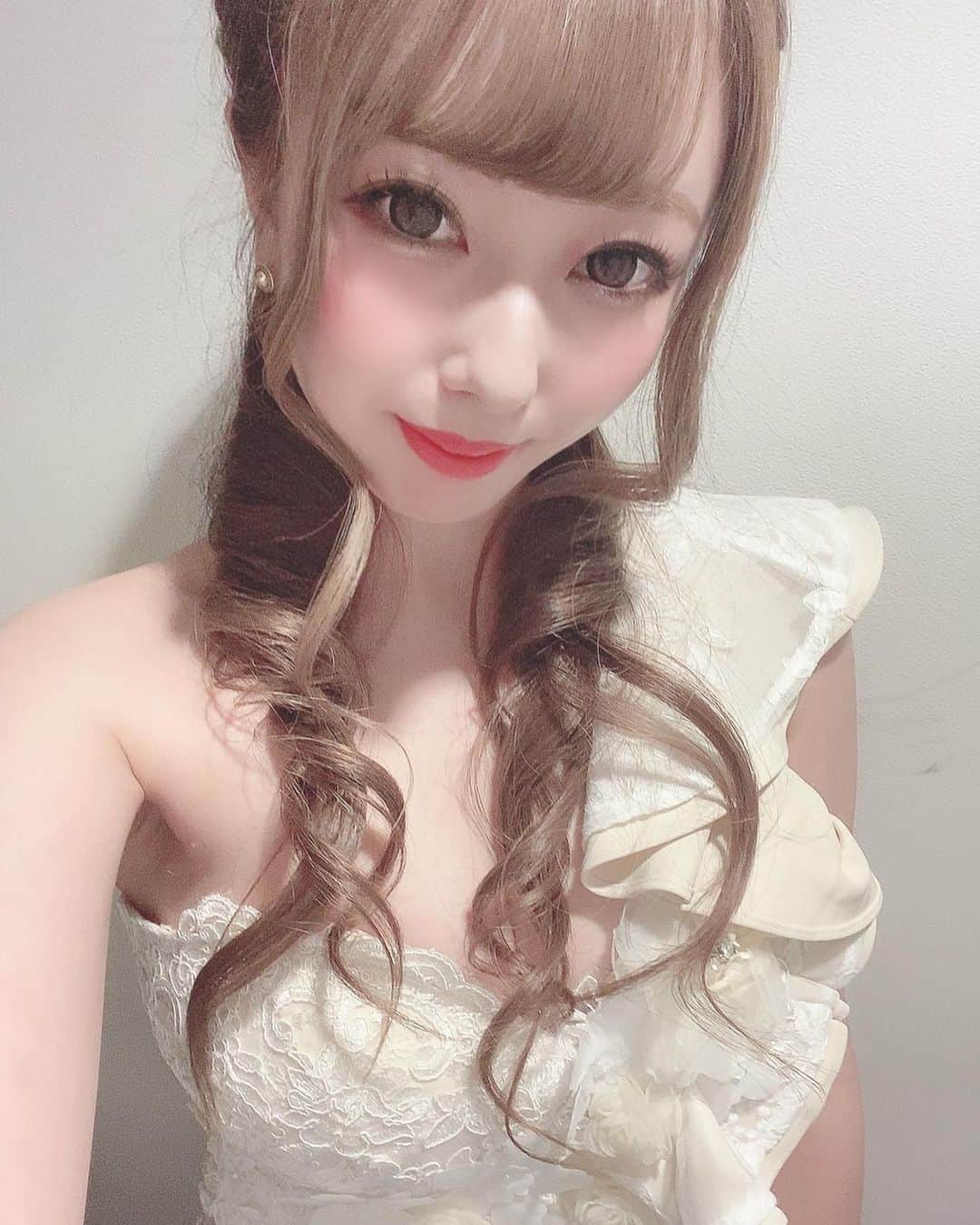 ゆんのインスタグラム：「👗 . 誕生日プレゼントでってプレゼントしてもらったドレス可愛いでしょ😍 . 沢山お祝いしてもらえて幸せだった💗 .  #ガーデン #ガーデン川崎 #川崎 #横浜 #新宿 #歌舞伎町#六本木 #銀座 #名古屋 #ミナミ #北新地 #神奈川 #すすきの #キャバクラ #キャバ嬢 #ガールズバー #シャンパン  #水商売 #夜職 #キャバ嬢メイク #キャバ嬢ヘアメイク #キャバドレス #ドレス #いいね返し #キャバ子ちゃんには騙されない #キャバ子ちゃん #robedefleurs」