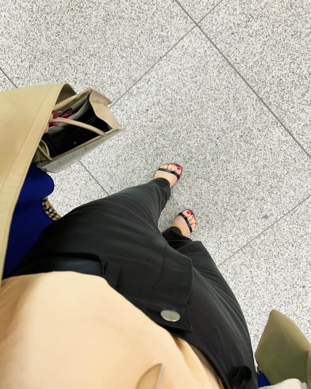 二ノ宮和佳子のインスタグラム：「明日から雨予報なので、今日はサンダルとレザーパンツを満喫 サンダルも履き納めかな...  #leatherpants #sandal」