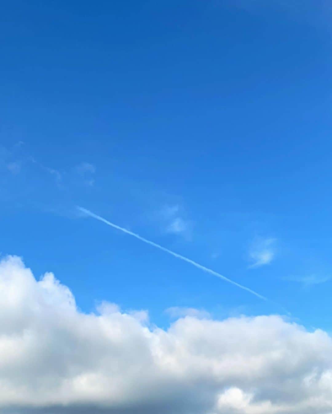工藤秀平さんのインスタグラム写真 - (工藤秀平Instagram)「いつかの飛行機雲  さっきこの写真間違えてあげちゃったんですけど、これで9枚セット（なんとなくバランス見ながらあげてるだけです）の写真が揃いました。そろそろ写真が尽きそうです。どこかに出かける予定を立てたいと思います。よろしくお願いします。」10月6日 21時53分 - kkshuhei