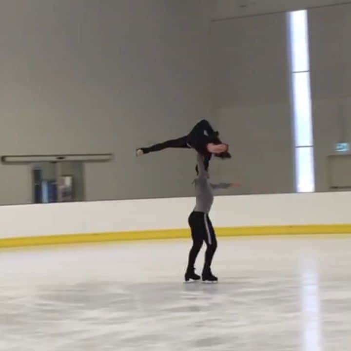 ニコーレ・デラ・モニカのインスタグラム：「La mia idea di lifting è questa 🤣 magari prima o poi si penserà anche ad un altro genere di lifting come quello che si fa sul viso, per ora resta questo 💪😅🤣⛸️  #lifting #dellamonicaguarise #figureskating #fisg4passion #fiammeoromoena #fiammeoro #pattinaggiosulghiaccio #pattinaggioartistico #pairskating #couplegoals #liftmeupdaily #athleteslife #sportphoto」