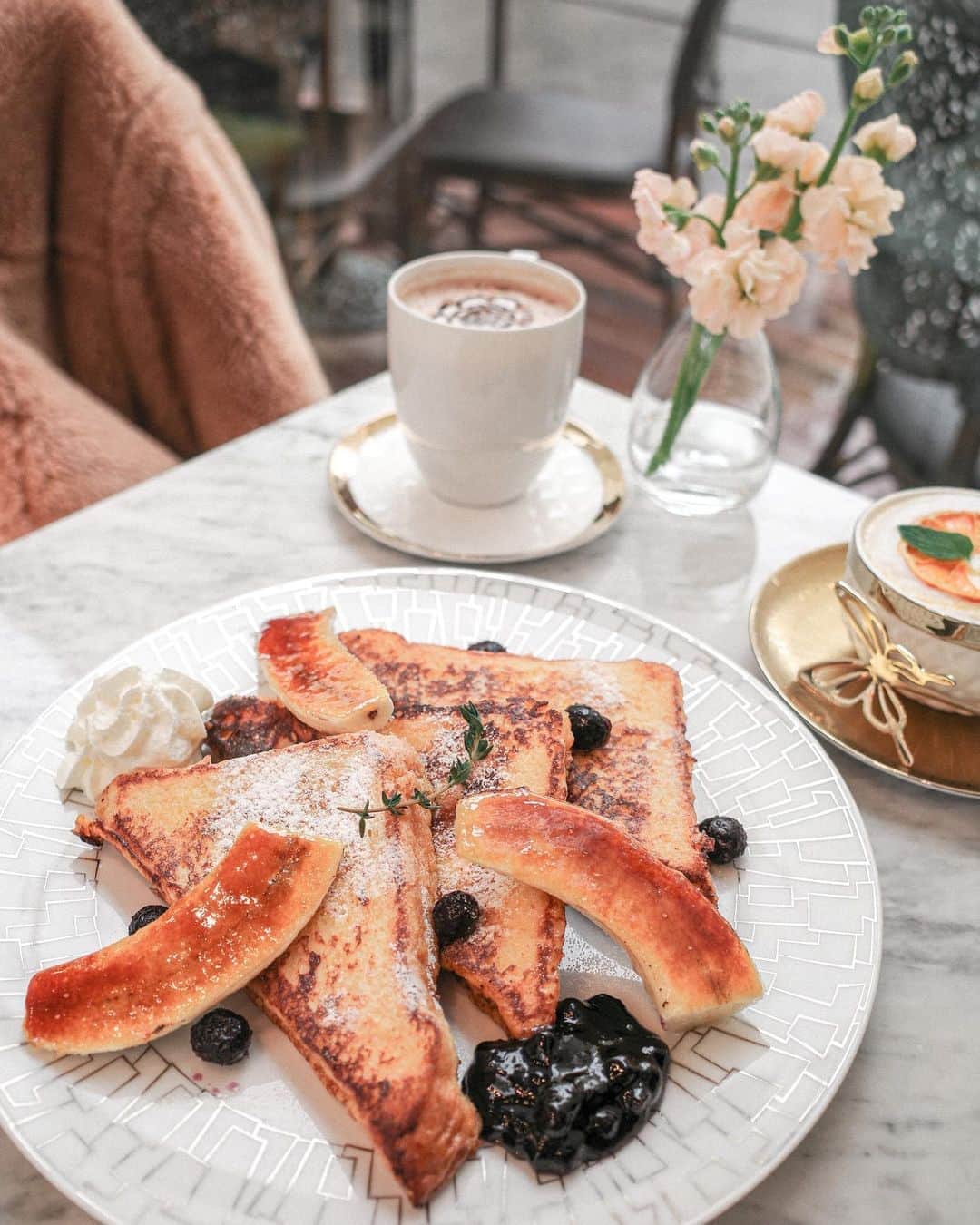 島野ミキのインスタグラム：「・ ・ 📍 Salon de Louis Jewelry Cafe 代官山の気になってたカフェ☕️ このパンケーキがめちゃくちゃ美味しかったの🥺💓 @kana_aota と初めて会った日でもある❤️ ・ ・ #SalondeLouisJewelryCafe#cafe#サロンドルイジュエリーカフェ#Rui_jewelry_#代官山#代官山カフェ#カフェ#東京カフェ#カフェ巡り#カフェ好きな人と繋がりたい#カフェスタグラム#カフェ巡り好きな人と繋がりたい#パンケーキ#🥞#cafestagram#lifestyle#gourmet#pancake#sweets#desert」