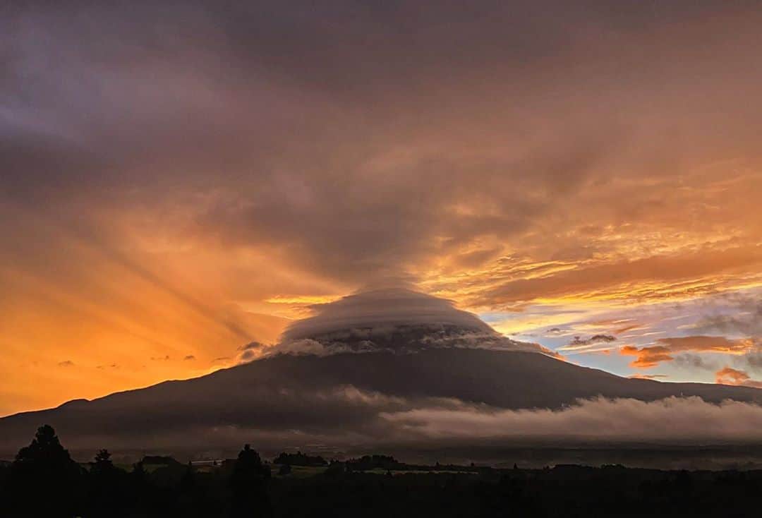 phantastic420のインスタグラム：「. 🤩🤩“Shizuoka” prefecture in Japan is a place where you can see the most “phantastic” Mt. Fuji🗻 in the world.🤩 #富士山 #mtfuji #japan #shizuoka #fujinomiya  #宮すた #miyasta @fujinomiyacity  #phantastic420photography #mostphantasticmtfuji #selamatpagi  #goodmorning  #おはようございます  #สวัสดี #สวัสดีครับ 🇹🇭😇😇😇😇😇😇😇🗻😇😇😇😇 4489km離れた土地より🚀 🇹🇭Thailand now 🤣 #サワディーカップ #サワディー」