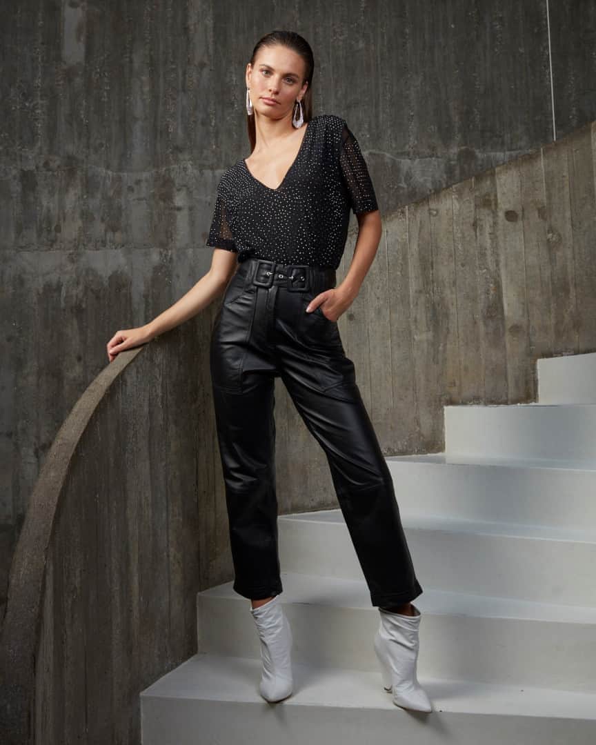 ロザ チャのインスタグラム：「Monochromatic style: para um visual monocromático nada óbvio, invista em peças com texturas diferentes! Veja as opções da #rosacha nas lojas ou no site e encontre as suas roupas favoritas para compor looks incríveis. (Brinco ref. e Calça ref. 18.14.0200) #lookmonocromatico」