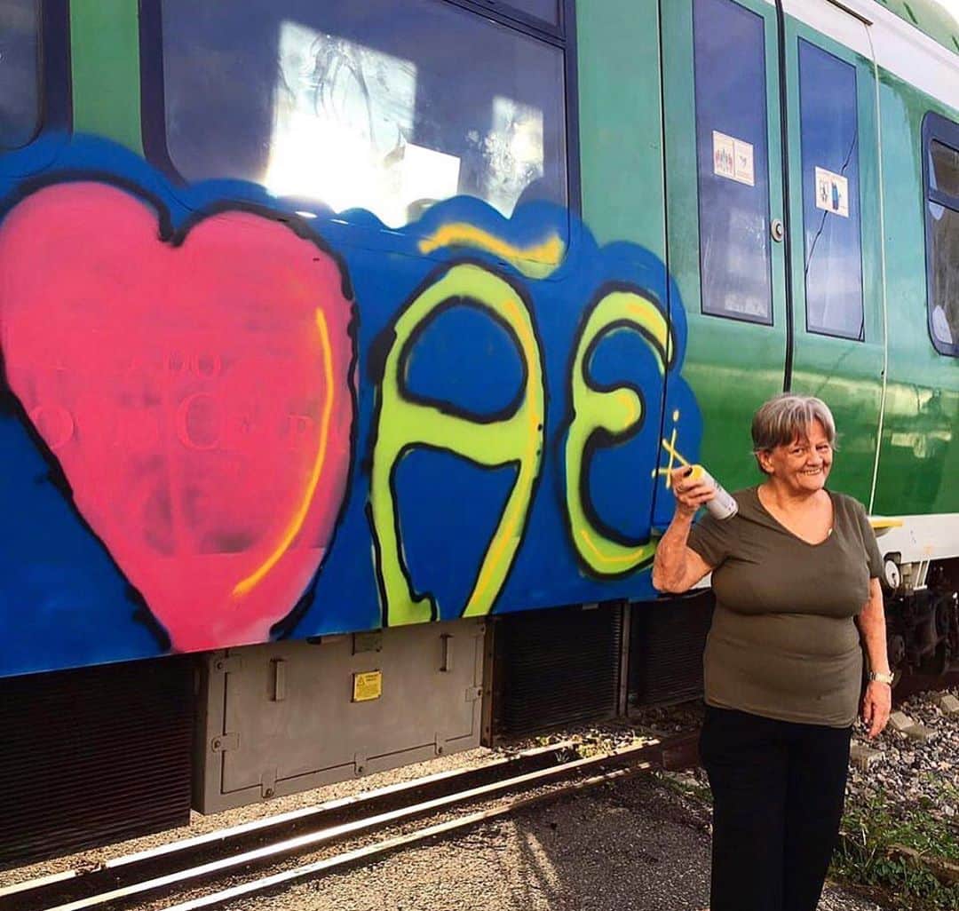 osgemeosのインスタグラム：「Simplesmente AMOR 🙏🏻❤️ te amamos muito mãe, feliz aniversário! 🎂 todo dia é seu dia !🙏❤️#amelhormaedomundo , #graffitimom , happy birthday ❣️#graffitidamama」