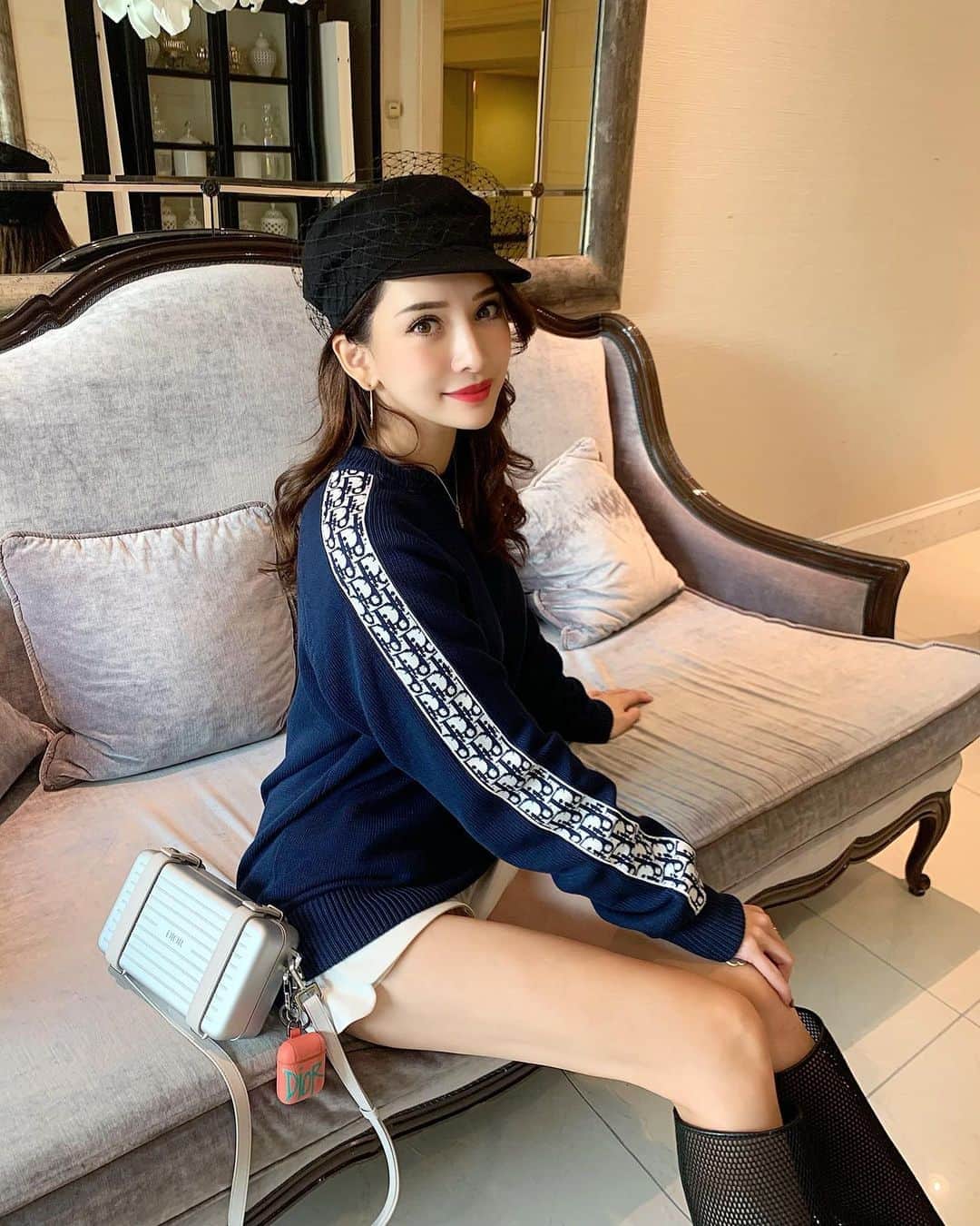 のインスタグラム：「@venus_beautyclinic_ginza でダーマペン4の施術を受けてきました✨ 普段あまりダウンタイムがあるようなハードな肌治療は受けないようにしているのですが、毛穴の開きなどに一番効果を感じるのはダーマペンなのでダーマペンは定期的にやってます💗 . . #venusbeautyclinic #ダーマペン4 #ダーマペン #肌治療 #美肌治療 #美容皮膚科 #dior #diorbag #ディオール」