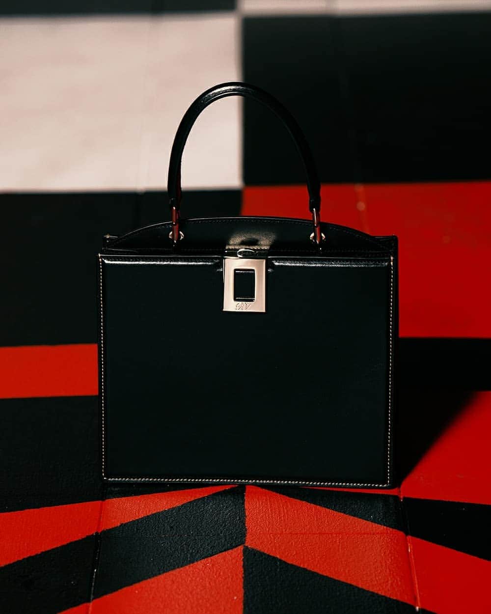 ロジェ・ヴィヴィエさんのインスタグラム写真 - (ロジェ・ヴィヴィエInstagram)「The So Vivier bag by @GherardoFelloni comes with a miniature buckle clasp, inspired by an inverted buckle from the Maison’s archives.   #RogerVivier #SS21 #GherardoFelloni #PFW #HotelVivier   Photographer: @IlariaDatri_」10月6日 22時02分 - rogervivier
