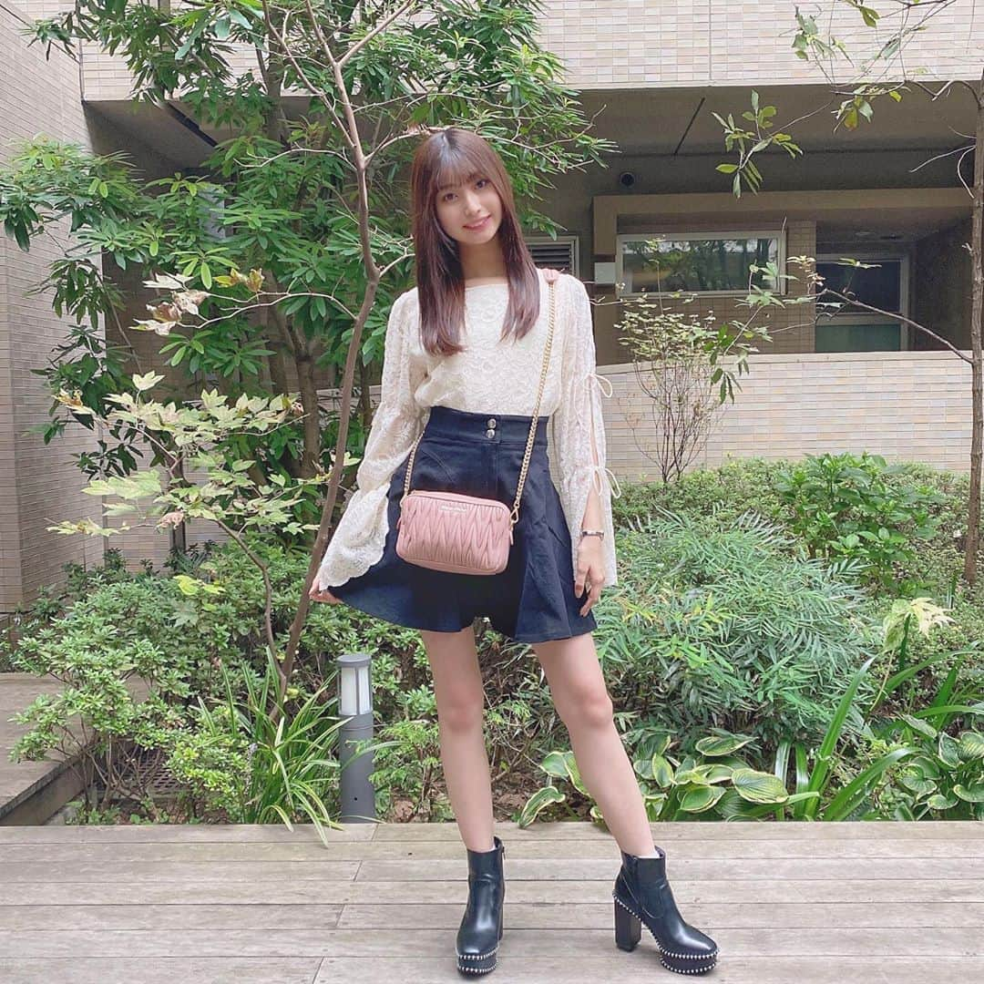 本島莉々果さんのインスタグラム写真 - (本島莉々果Instagram)「﻿ ﻿ Tops @moussyofficial ﻿ Skirt @missmine_official ﻿ Bag @miumiu ﻿ Shoes @moussyofficial ﻿ ﻿ ﻿ @missmine_offical のデニムスカートは着回しがきくブラックのフレアスカート﻿ フレアミニは細見え効果💯﻿ ﻿ ﻿ ﻿ ﻿ #りりのふく﻿ #moussy #missmine #miumiu #フレアスカート #フレアミニ #女子大生 #大学生コーデ #大学生ファッション #larme」10月6日 22時03分 - motoshimaririka