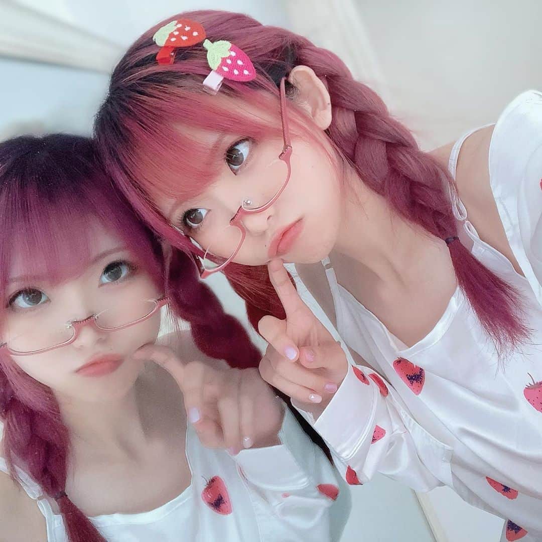 甘栗いるふのインスタグラム：「いちごGO!GO! 🍓🍓🍓  #自撮り #自撮り女子 #パジャマ女子 #ふたご #いちご🍓 #アンダーリム #派手髪 #ピンク髪 #selfy #pinkhair」