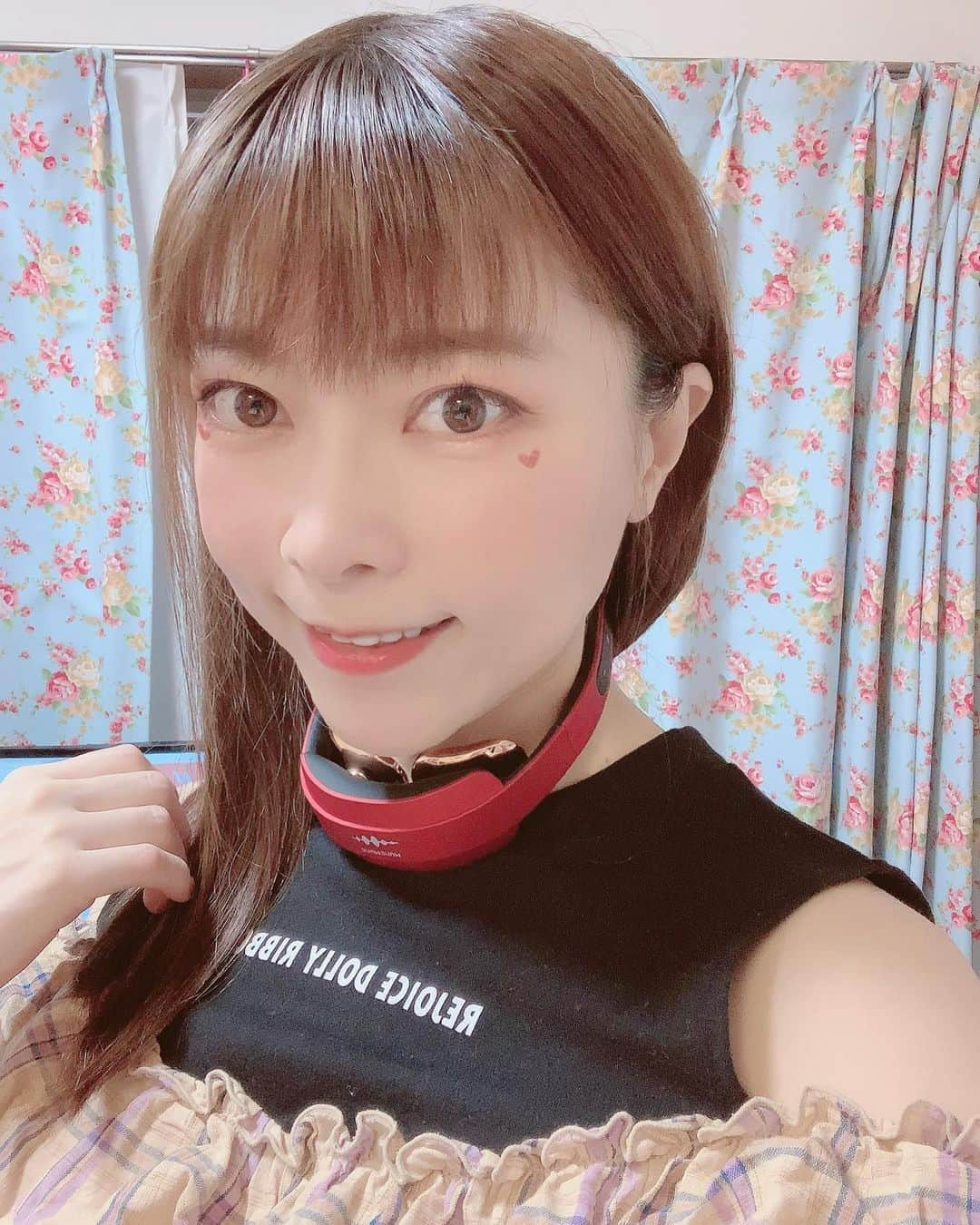 DJ MIYAさんのインスタグラム写真 - (DJ MIYAInstagram)「やっほーん💗こんばんにゃん💗❤️ みんな今日も元気ーぃ？(o^^o)  MIYAは、毎日げんきぃぃぃ！！！💗  ポケットに入るリラクゼーション機器、Wave Wave pocket heat neck❤️  カラーはRedにしたよぉ💗  電極パッドとPI加熱パッドなどが入ってて、首の周りの温度を上げることで 首の筋肉がrelaxーぅ💗  15段階に変えられるよ♪❤️  テレビ見ながらできるからいいよねーん💗 気持ちいいー♪🌈  @Wavewave.wavewave  ☆写真は、こちら側に見えるように撮っているのですが実際には、首の後ろにつけると気持ちがいいよん♪💗  #健康 #ヒートネック #筋肉 #リラクゼーション #美と健康 #インスタグラマー #インフルエンサー #今日のコーデ #今日のメイク #今日のファッション #ファッショニスタ #ファッショニスタ #ヘルスケア #今日のコーディネート #加熱パッド #首のこり #HEATNECK #ライフスタイル #ファッション好き #コーディネート #旅好き女子 #旅好き #gotoトラベル #gotoキャンペーン #フィットネス女子 #ワークアウト女子 #フィットネス #ストレートネック改善 #ストレートネック #美容好き #美容ブロガー」10月6日 22時15分 - dj_miya