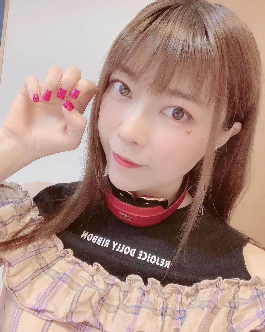 DJ MIYAさんのインスタグラム写真 - (DJ MIYAInstagram)「やっほーん💗こんばんにゃん💗❤️ みんな今日も元気ーぃ？(o^^o)  MIYAは、毎日げんきぃぃぃ！！！💗  ポケットに入るリラクゼーション機器、Wave Wave pocket heat neck❤️  カラーはRedにしたよぉ💗  電極パッドとPI加熱パッドなどが入ってて、首の周りの温度を上げることで 首の筋肉がrelaxーぅ💗  15段階に変えられるよ♪❤️  テレビ見ながらできるからいいよねーん💗 気持ちいいー♪🌈  @Wavewave.wavewave  ☆写真は、こちら側に見えるように撮っているのですが実際には、首の後ろにつけると気持ちがいいよん♪💗  #健康 #ヒートネック #筋肉 #リラクゼーション #美と健康 #インスタグラマー #インフルエンサー #今日のコーデ #今日のメイク #今日のファッション #ファッショニスタ #ファッショニスタ #ヘルスケア #今日のコーディネート #加熱パッド #首のこり #HEATNECK #ライフスタイル #ファッション好き #コーディネート #旅好き女子 #旅好き #gotoトラベル #gotoキャンペーン #フィットネス女子 #ワークアウト女子 #フィットネス #ストレートネック改善 #ストレートネック #美容好き #美容ブロガー」10月6日 22時15分 - dj_miya