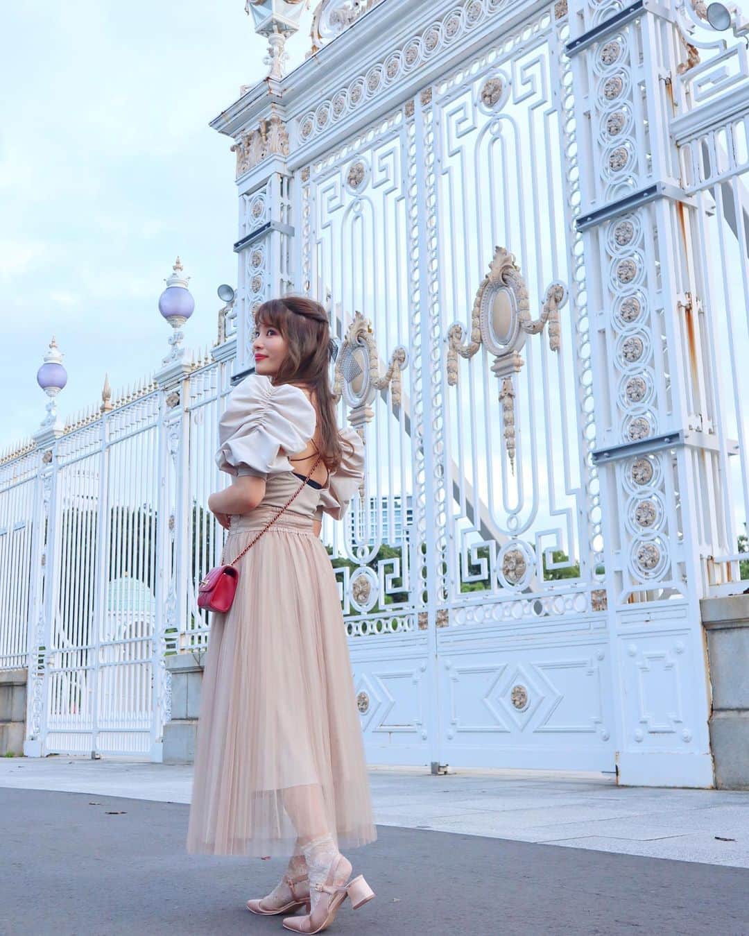 のインスタグラム：「赤阪迎賓館の門で🥰﻿ ここ本当に綺麗で大好き...🌹✨﻿ （でも、蚊がいっぱいいて﻿ 背中にもさされた🤯🤯🤯w）﻿ ﻿ ﻿ オールベージュコーデに﻿ 赤のかばんでさし色💼❤️﻿ トップスは袖のボリュームが﻿ たっぷりでお気に入り🙆‍♀️﻿ ﻿ tops♡#missmebychaling﻿ skirt♡#snidel﻿ shoes♡#deicy﻿ bag♡#chanel﻿ ﻿ ﻿ #赤阪迎賓館#迎賓館赤坂離宮#赤阪カフェ#東京カフェ#スナイデル#デイシー#シャネル#みいきコーデ﻿」