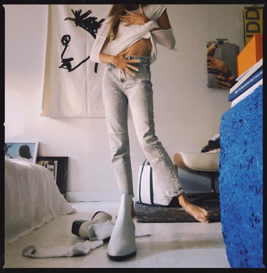 のインスタグラム：「Rover + Acid + @briesarawelch = WFH *𝓦𝓞𝓡𝓚 𝓕𝓡𝓞𝓜 𝓗𝓔𝓐𝓥𝓔𝓝*」