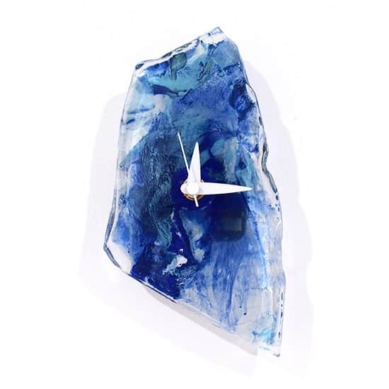 comb de shioさんのインスタグラム写真 - (comb de shioInstagram)「時計から、アートのある生活、はじめませんか？  glass art clock by Isako TODA﻿ ﻿ #アートのある暮らし ﻿ ------------------------﻿ 【作品リスト】﻿ ﻿ ■ ガラスアート時計「紫陽花の時」 C_190115  オンラインショップ掲載中 ﻿ ﻿ #combdeshio﻿ #コムデシオガラス ﻿ #コムデシオ ﻿ #ガラス作家杜多一菜子﻿ #三重県  #三重県津市  #インテリア好きな人と繋がりたい﻿ #インテリアデザイン﻿ #おしゃれインテリア #インテリアアート #壁掛けインテリア #おしゃれな部屋  #抽象画アート #寝室インテリア  #壁掛け時計 #ガラス時計 #新築祝いのプレゼント #結婚祝いのプレゼント  #おうち時間を楽しむアイテム ﻿#インテリア時計  #artist  #interiorart #interiorartwork #artclock #glassclock #japanesecraft #clock」10月6日 22時16分 - comb_de_shio