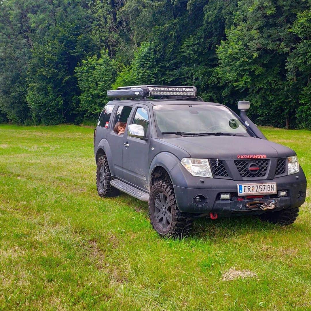 のインスタグラム：「Enjoy the serenity with #NissanPathfinder #Nissan 📷 @ein.ferkel.auf.der.reise」