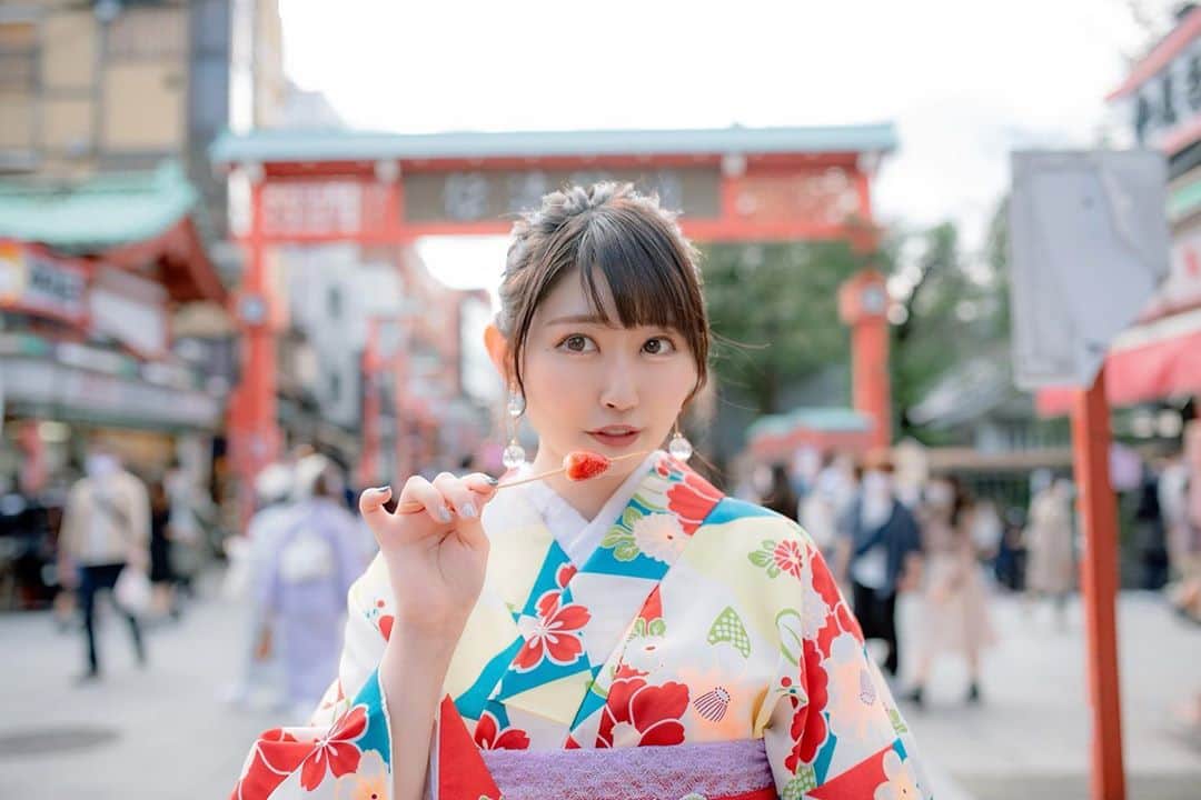 坂口莉果子のインスタグラム：「着物👘といちご飴🍓#1  とっても素敵な写真を撮っていただきました🎞✨  Photo by: @_ca47_  ・ ・ ・ #japan #japanesegirl #tokyo #japan_of_insta #asakusa #photography #japaneseculture #kimono #kimonostyle #asakusatokyo #asakusatemple #浅草 #浅草寺 #浅草グルメ #浅草食べ歩き #着物 #ポートレート #ポートレート撮影 #撮影 #自然光撮影 #何気ない瞬間を残したい #自然 #被写体 #黒髪 #サロンモデル #日本 #東京 #カメラ #写真好きな人と繋がりたい」