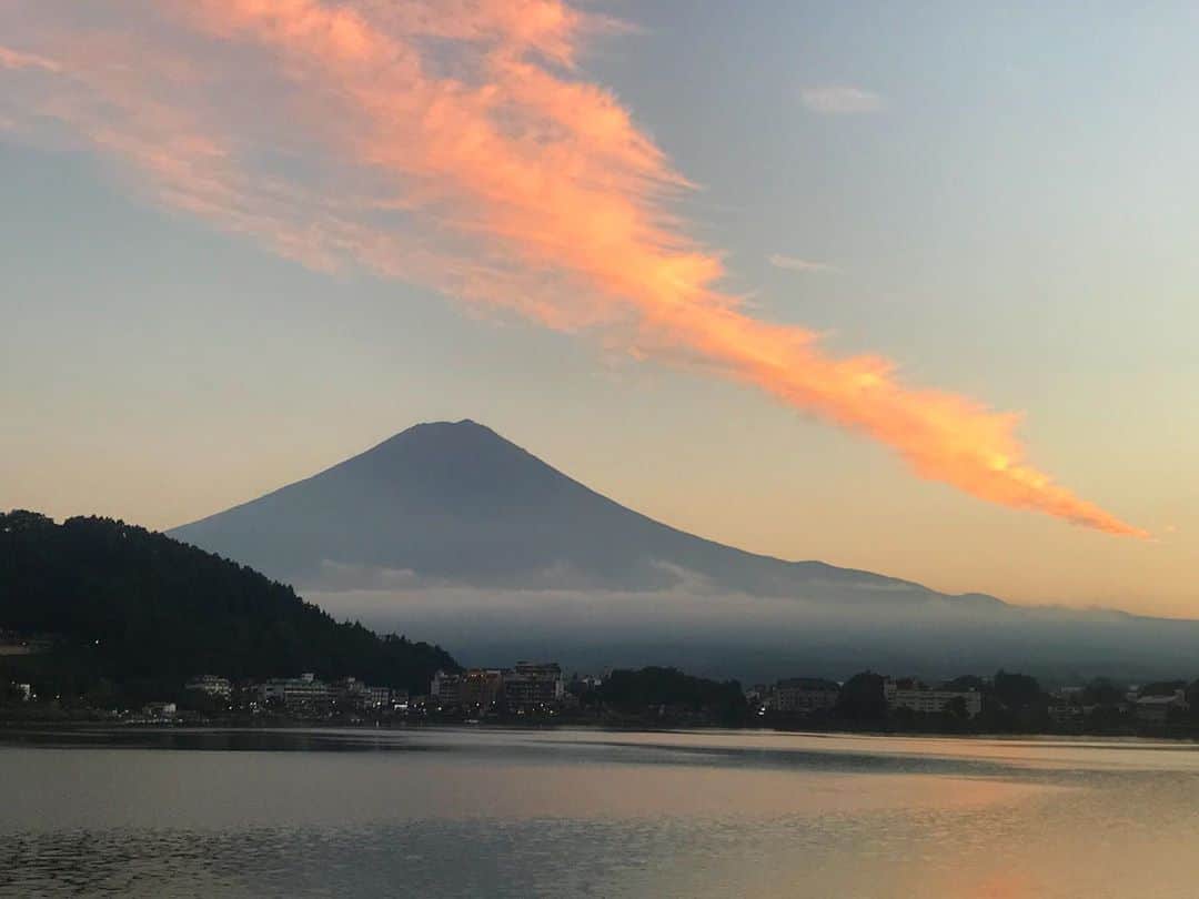 平子理沙さんのインスタグラム写真 - (平子理沙Instagram)「富士山とピンクの龍？ゴールドにも見える、龍とのコラボです。きれいでしょ？🗻🐉💕  富士山の山麓はとても涼しくて、静かで、落ち着きます。 自然の中に身を置いて、 大木に触れたり、深呼吸したり、とても癒されました🌿🍂 #富士山#fujimountain #fashion #beauty #lifestyle#travel#risahirako#平子理沙」10月6日 22時13分 - risa_hirako