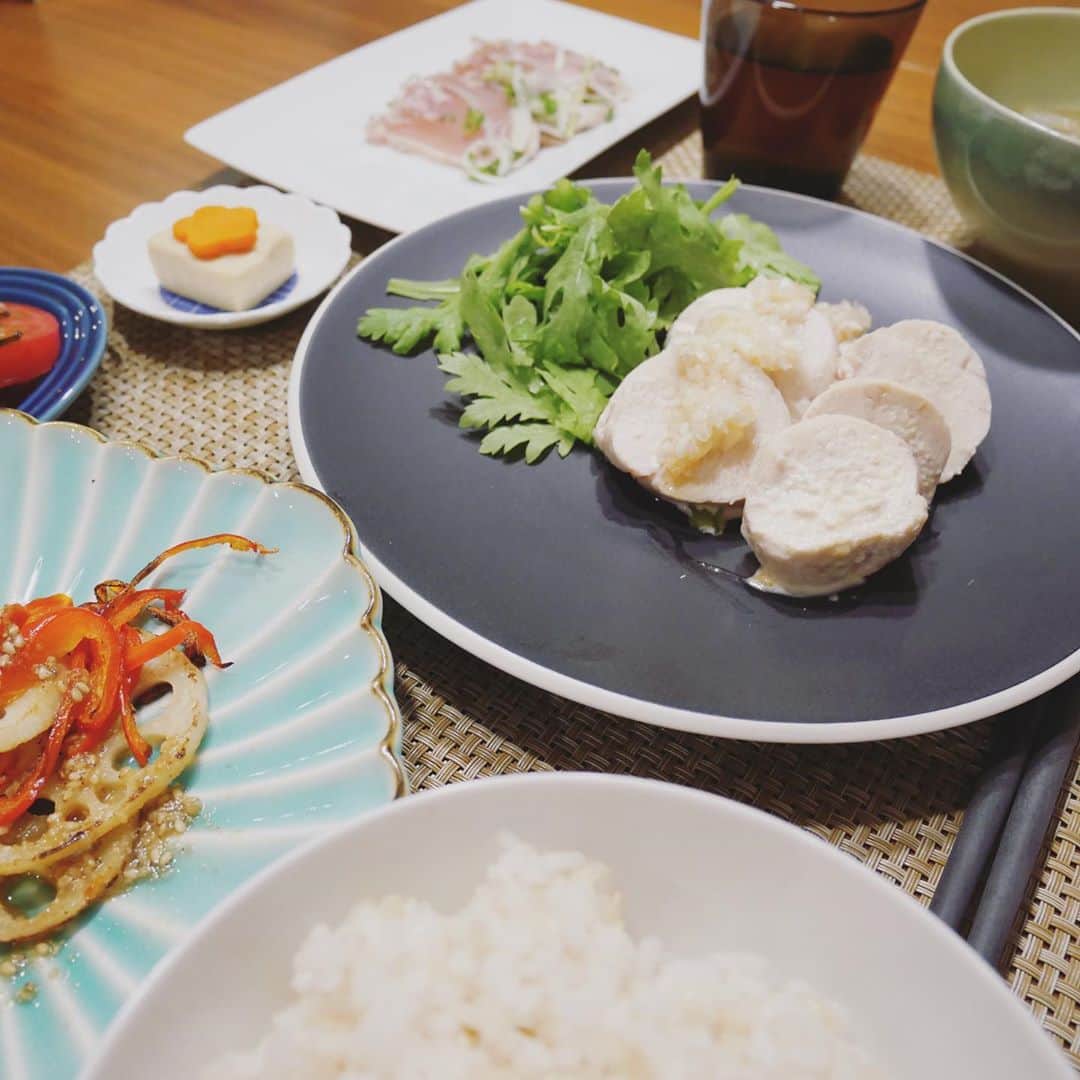 本田朋子さんのインスタグラム写真 - (本田朋子Instagram)「夕飯。 鶏ハムは2種のソース。 今が旬のレンコンは、すりごまソースで。  #夕飯 #メニュー #料理 #おうちごはん #鶏胸肉 #鶏ハム #レンコン」10月6日 22時24分 - tomoko_honda_official_phonics