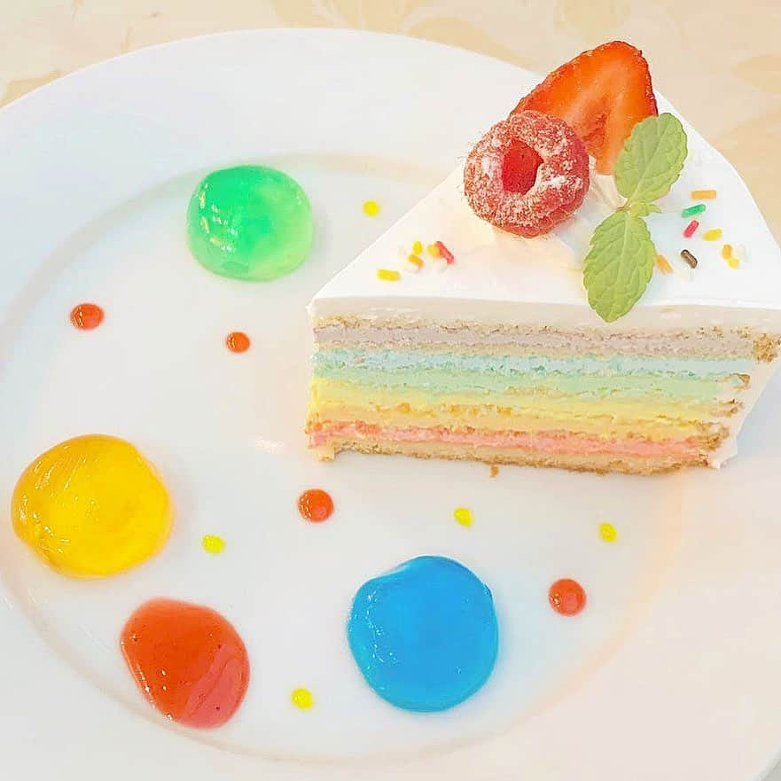 坂本夏海さんのインスタグラム写真 - (坂本夏海Instagram)「🍰🌈﻿ ﻿ ﻿ ﻿生クリームあんまり好きじゃないからショートケーキあんまり食べないんだけどたまに食べたくなる ᜊﬞﬞ ᶻᶻᶻ﻿ ﻿ ﻿ クリームの色によって味が違くて美味しかった〜🤤  ﻿ まるいカラフルなやつはゼリーだよ🧤﻿ ﻿ ﻿ #お台場 #ヴィーナスフォート #コバラヘッタお台場ヴィーナスフォート店 #コバラヘッタ #お台場カフェ #レインボーケーキ #ケーキ #ショートケーキ #カフェ #カフェスタグラム #スイーツ #レインボースイーツ #お台場グルメ #お台場ランチ #カラフルケーキ﻿ #cafe #cake #rainbowcake #sweets」10月6日 22時23分 - _nami_sakamoto