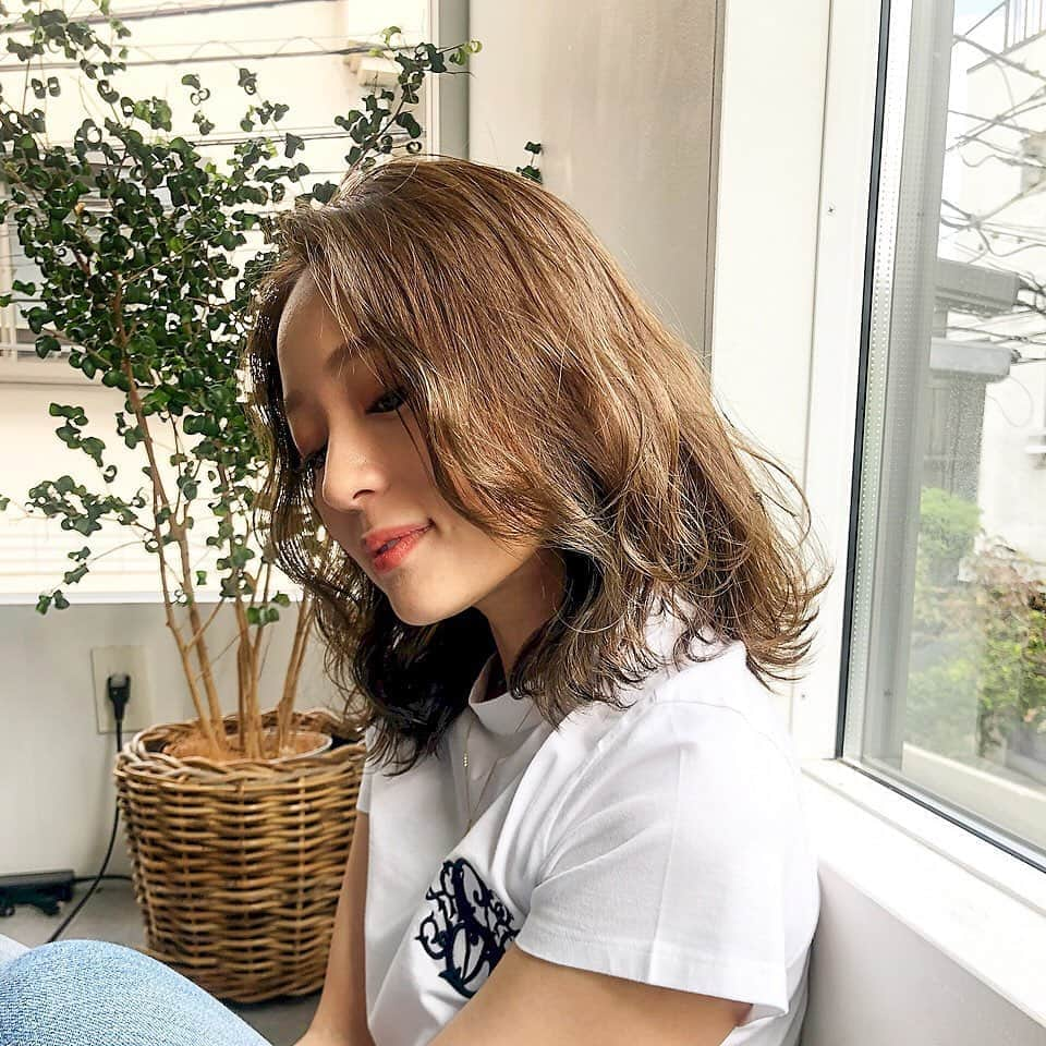 chayさんのインスタグラム写真 - (chayInstagram)「NEWカラー💇‍♀️ グリーンアッシュだけど、くすませすぎず👍 絶妙なカラーがお気に入りで最近はこのカラーをリピートしてます☺️ @cieca.noguchi いつもありがとうございます✂️ 仕上げはワッフル巻きに✨ 自分でもこんな風に巻けたらなぁ🥺  ちなみに今日はFIORYのモカブルームつけてます👀  #cieca #シエカ #ヘアカラー #ボブ #ミディアムヘア  #ミディアムボブ  #ミディアムアレンジ #カラコン #fiory #フィオリー」10月6日 22時16分 - chay1023_official