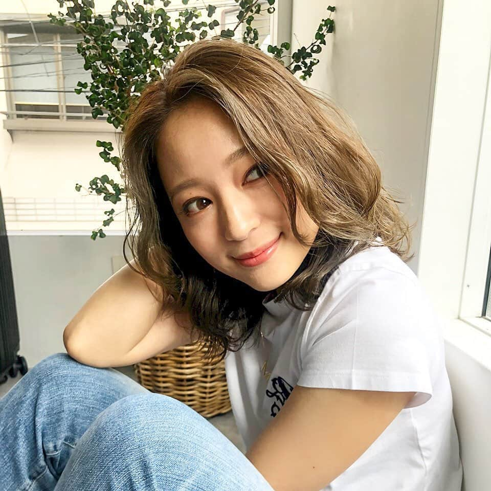 chayさんのインスタグラム写真 - (chayInstagram)「NEWカラー💇‍♀️ グリーンアッシュだけど、くすませすぎず👍 絶妙なカラーがお気に入りで最近はこのカラーをリピートしてます☺️ @cieca.noguchi いつもありがとうございます✂️ 仕上げはワッフル巻きに✨ 自分でもこんな風に巻けたらなぁ🥺  ちなみに今日はFIORYのモカブルームつけてます👀  #cieca #シエカ #ヘアカラー #ボブ #ミディアムヘア  #ミディアムボブ  #ミディアムアレンジ #カラコン #fiory #フィオリー」10月6日 22時16分 - chay1023_official