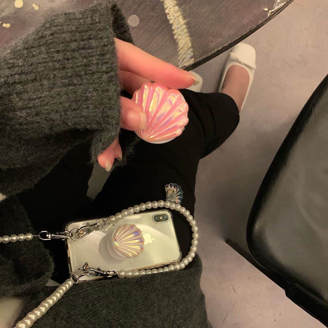カン・ヘヨンさんのインスタグラム写真 - (カン・ヘヨンInstagram)「#워킹맘 모드 제대로인 오늘의 마지막 스케듈!🖤 오늘은 제가 제일 바빴던 날로 합시다! 잠깐이라도 네이버가 인정해주었으니까?ㅋㅋㅋ  아..아니다..마지막 아니네요 작업할거 남아서 숨좀 고르고 컴퓨터 앞으로 갑니다....춍춍춍😂   #마스크스트랩 #핸드폰케이스 살짝 스포!💕  #디즈니정품 #미키마우스 #아줌마그램」10月6日 22時17分 - mangdoo_noona
