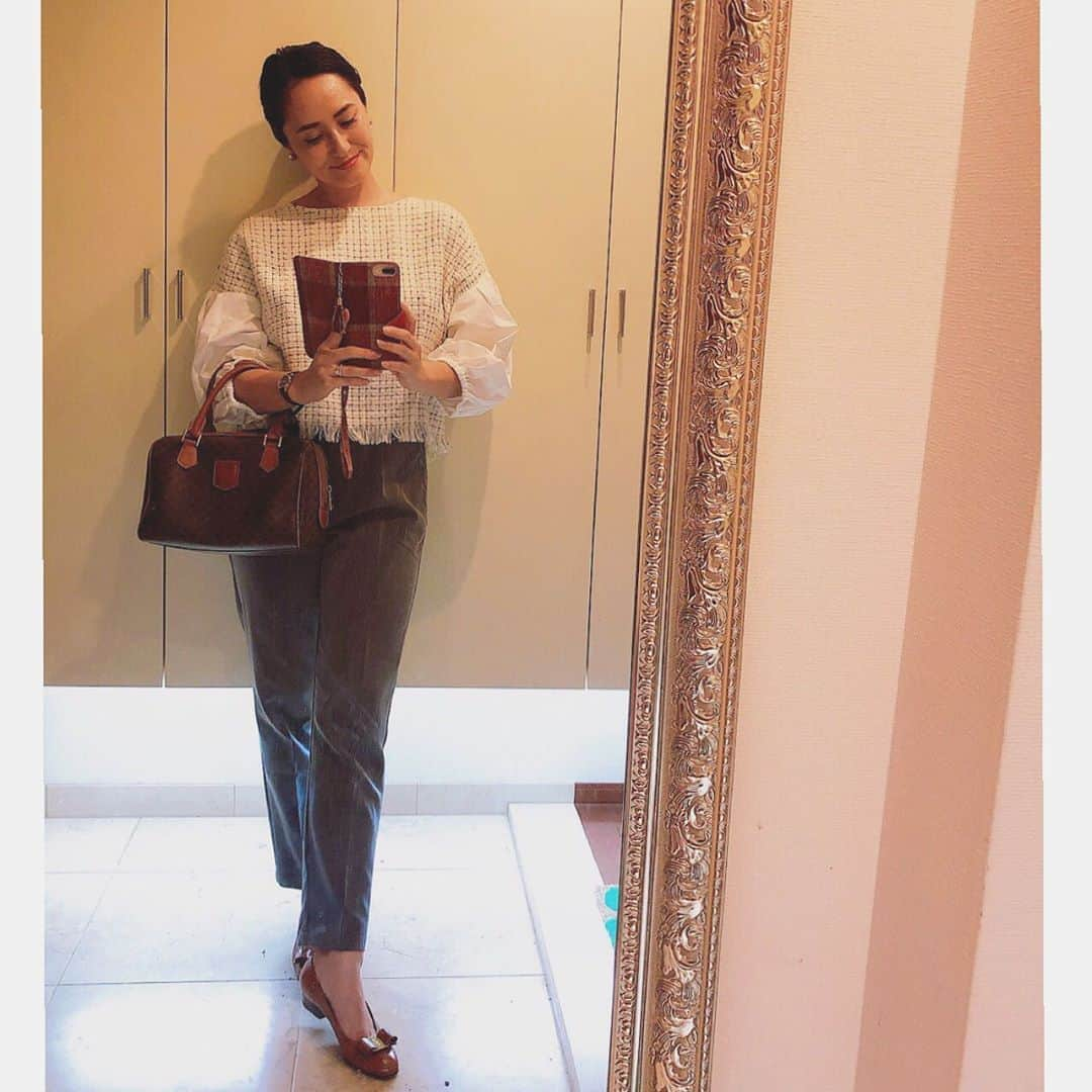 上野真衣のインスタグラム：「ootd♡ ・ 幼稚園の役員で朝9時に登園してたこの頃。 足元とバック、時計はブラウンでまとめました🍂 セリーヌのヴィンテージは、母親から譲り受けたもので母会にぴったりなので使ってます。 靴はフェラガモのヴェラ✨ アクセはパール系が増えました！ お当番長頑張ります🍁  tops @zara  pants @pierrot_shop  bag @celine  accessories @abiste_official  shoes @ferragamo  ・ ・ #ootd#ootdfashion  #今日のコーデ#今日のファッション  #ママコーデ#ママファッション #幼稚園役員の仕事 #セリーヌバッグ  #フェラガモパンプス  #幼稚園コーデ #幼稚園コーデファッション  #アラフォーコーデ  #コンサバコーデ  #きれいめコーデ  #sサイズコーデ  #sサイズモデル #運動会準備」