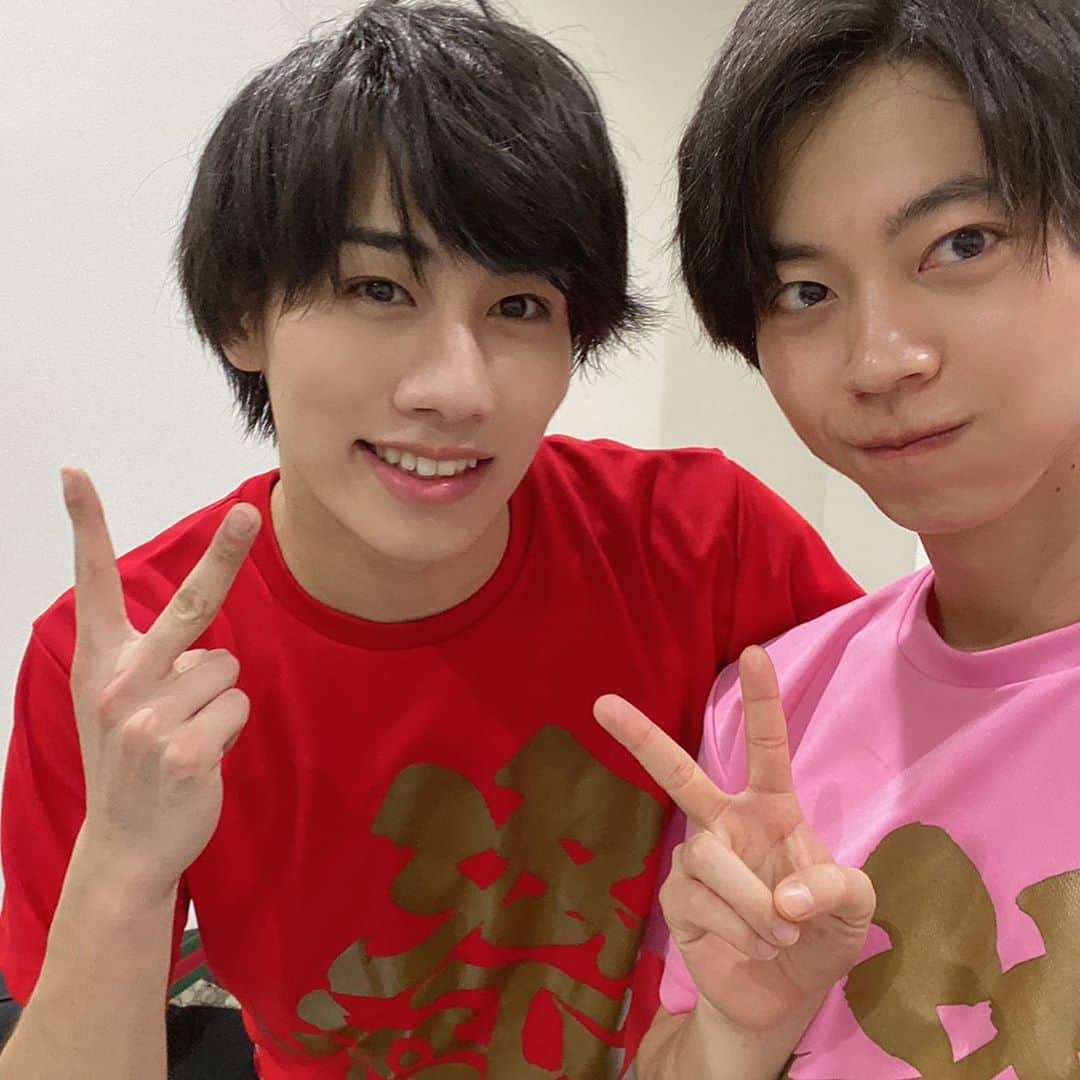 祭nine.のインスタグラム：「神田陸人です！ 「轟け、獅子太鼓」のリリースイベントが10日から始まります！ ミニライブはYouTubeで誰でも無料で見れます！しかし、アフタートークに参加するには、今日の23:59までにCD予約が必要なのでお忘れなく！！ また買ったCDの枚数だけランダムでメンバーのブロマイドがついてきますよ！  「轟け、獅子太鼓」の自主練習の様子をお見せします。 てってっ、つって！！  #轟け、獅子太鼓 #どこの振り付けか探してみてね」
