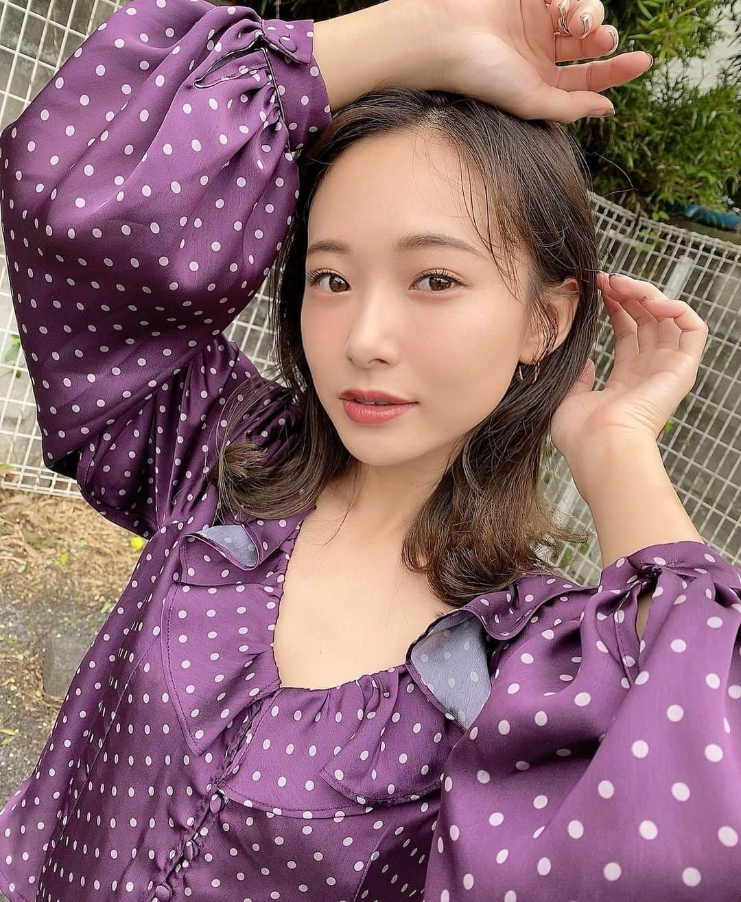 西川瑞希（みずきてぃ）さんのインスタグラム写真 - (西川瑞希（みずきてぃ）Instagram)「パープルコーデでお仕事☺︎この組み合わせがお気に入りで撮影でも同じスタイリングをしてます✨こちらの色違いもおすすめ❤︎ @cheriemona_official . 前髪は最近、分けてるのも好きでアレンジで流したりしてます！伸ばしたいけどいつも途中で我慢できなくなって切っちゃうから、流しやすくカットしていただいてるよ//どっちも楽しめて嬉しい！ . そんな今日は最後にCherie Monaチームとご飯会してきてとてもいいお話しができました！本当に周りの皆さんには感謝でいっぱいです！たくさん恩返しができるように頑張らなくちゃですね🌹 . 明日もいい日になりますように♪♪ . @cheriemona_official #cheriemona #aw #秋コーデ #パープルカラー #キレイめコーデ #オトナ女子」10月6日 22時27分 - mizuki_nishikawa_