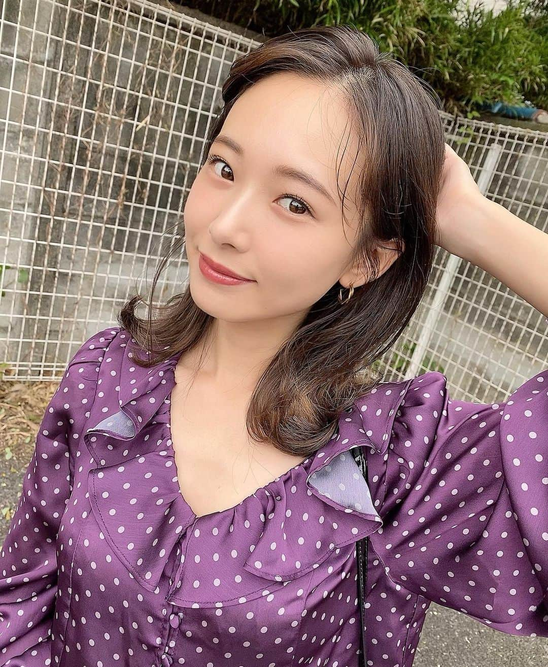 西川瑞希（みずきてぃ）さんのインスタグラム写真 - (西川瑞希（みずきてぃ）Instagram)「パープルコーデでお仕事☺︎この組み合わせがお気に入りで撮影でも同じスタイリングをしてます✨こちらの色違いもおすすめ❤︎ @cheriemona_official . 前髪は最近、分けてるのも好きでアレンジで流したりしてます！伸ばしたいけどいつも途中で我慢できなくなって切っちゃうから、流しやすくカットしていただいてるよ//どっちも楽しめて嬉しい！ . そんな今日は最後にCherie Monaチームとご飯会してきてとてもいいお話しができました！本当に周りの皆さんには感謝でいっぱいです！たくさん恩返しができるように頑張らなくちゃですね🌹 . 明日もいい日になりますように♪♪ . @cheriemona_official #cheriemona #aw #秋コーデ #パープルカラー #キレイめコーデ #オトナ女子」10月6日 22時27分 - mizuki_nishikawa_