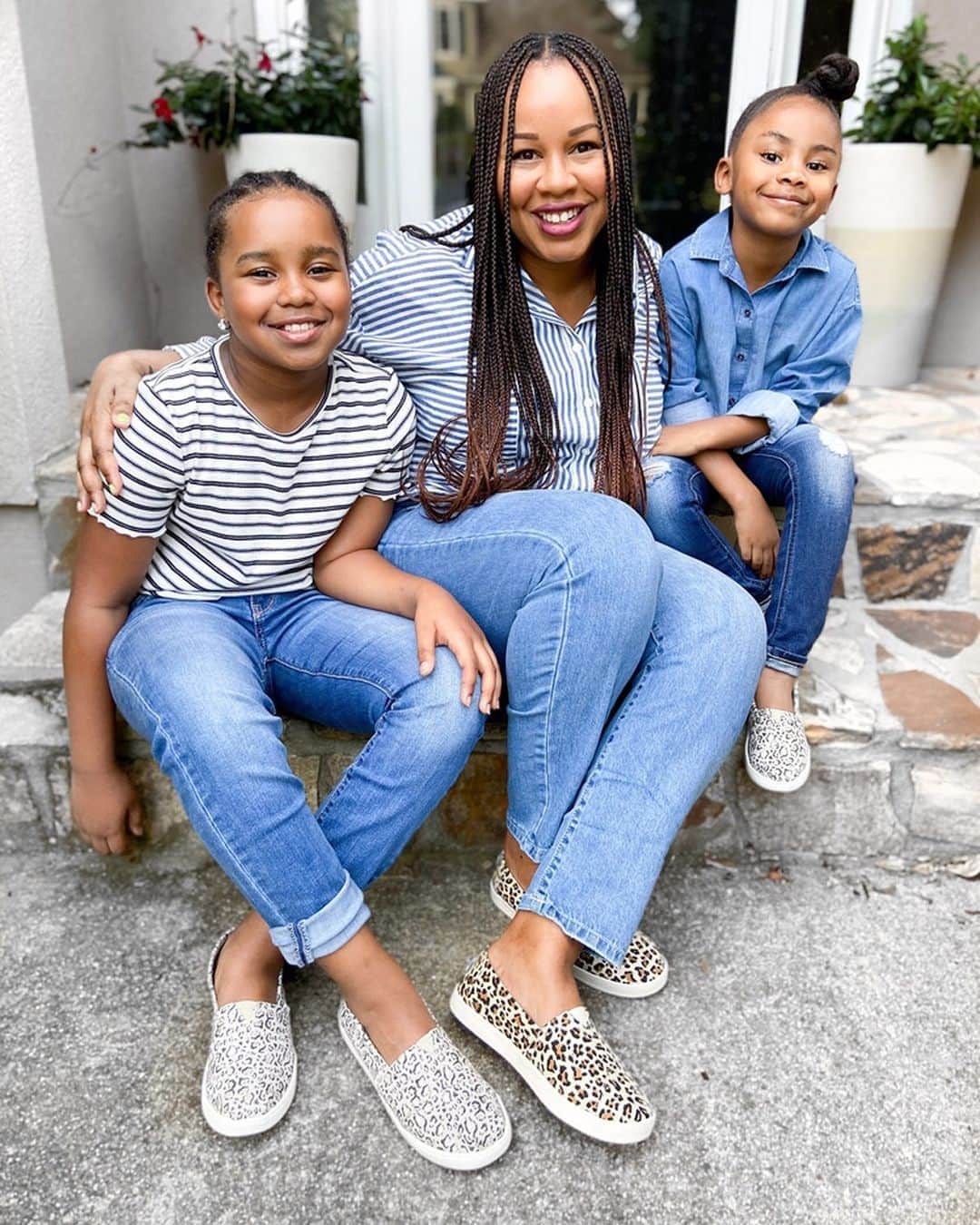 ロック&リパブリックのインスタグラム：「When you find shoes everyone in the family feels good about. 🙌🏽 📸: @heytrinasmall #Kohls #tuesdayshoesday」
