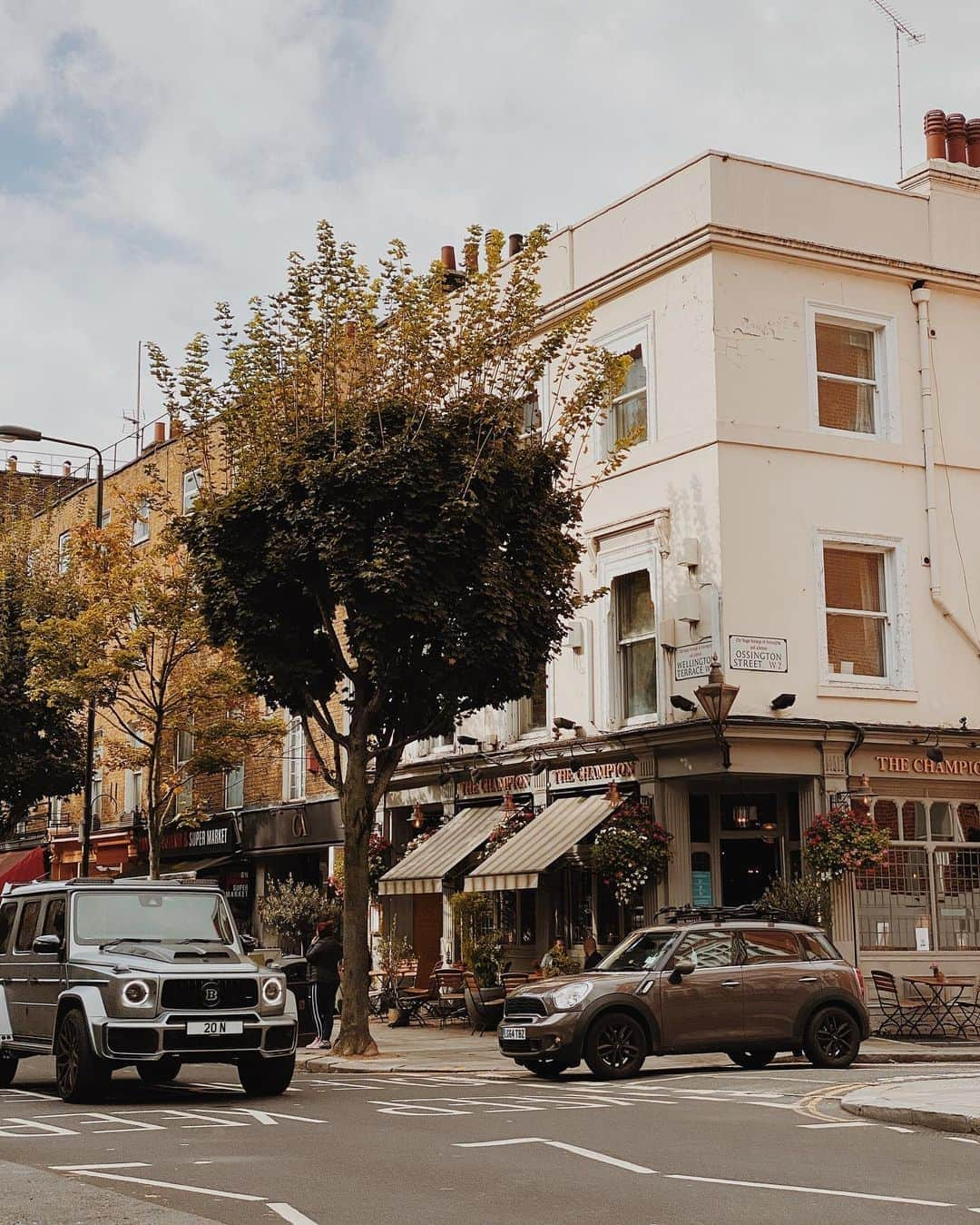 @LONDON | TAG #THISISLONDONさんのインスタグラム写真 - (@LONDON | TAG #THISISLONDONInstagram)「@MrLondon #NottingHill flyby... 🚙💨 // @TheChampionPubW2 looks gorgeous. The leaves are on the turn! 🍂   ___________________________________________  #thisislondon #lovelondon #london #londra #londonlife #londres #uk #visitlondon #british #🇬🇧 #Bayswater #queensway #westisbest #nottinghillgate」10月6日 22時30分 - london