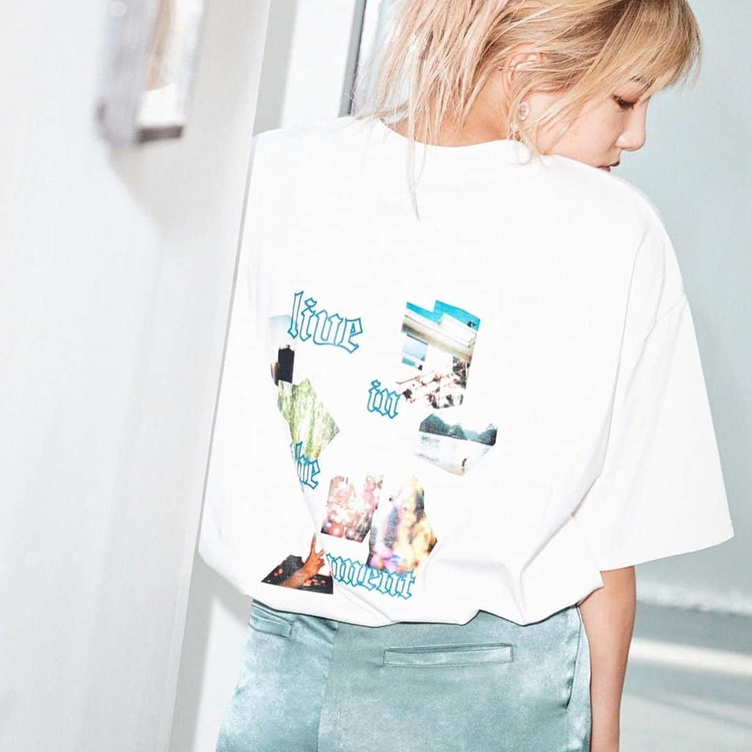 須田アンナさんのインスタグラム写真 - (須田アンナInstagram)「. 🦋𝑬𝑽𝑹𝑰𝑺 𝒙 𝑺𝒖𝒅𝒂 𝑨𝒏𝒏𝒂🦋 T shirtは白と黒の2色展開💜💜 "live in the moment"の言葉と共に #annababyfilm の写真達を。 FC限定カラーのやつは、 写真が全然違いますっ✨ オーバーサイズだから１枚でも サラッて着れるよ🌼」10月6日 22時34分 - annastagram.official