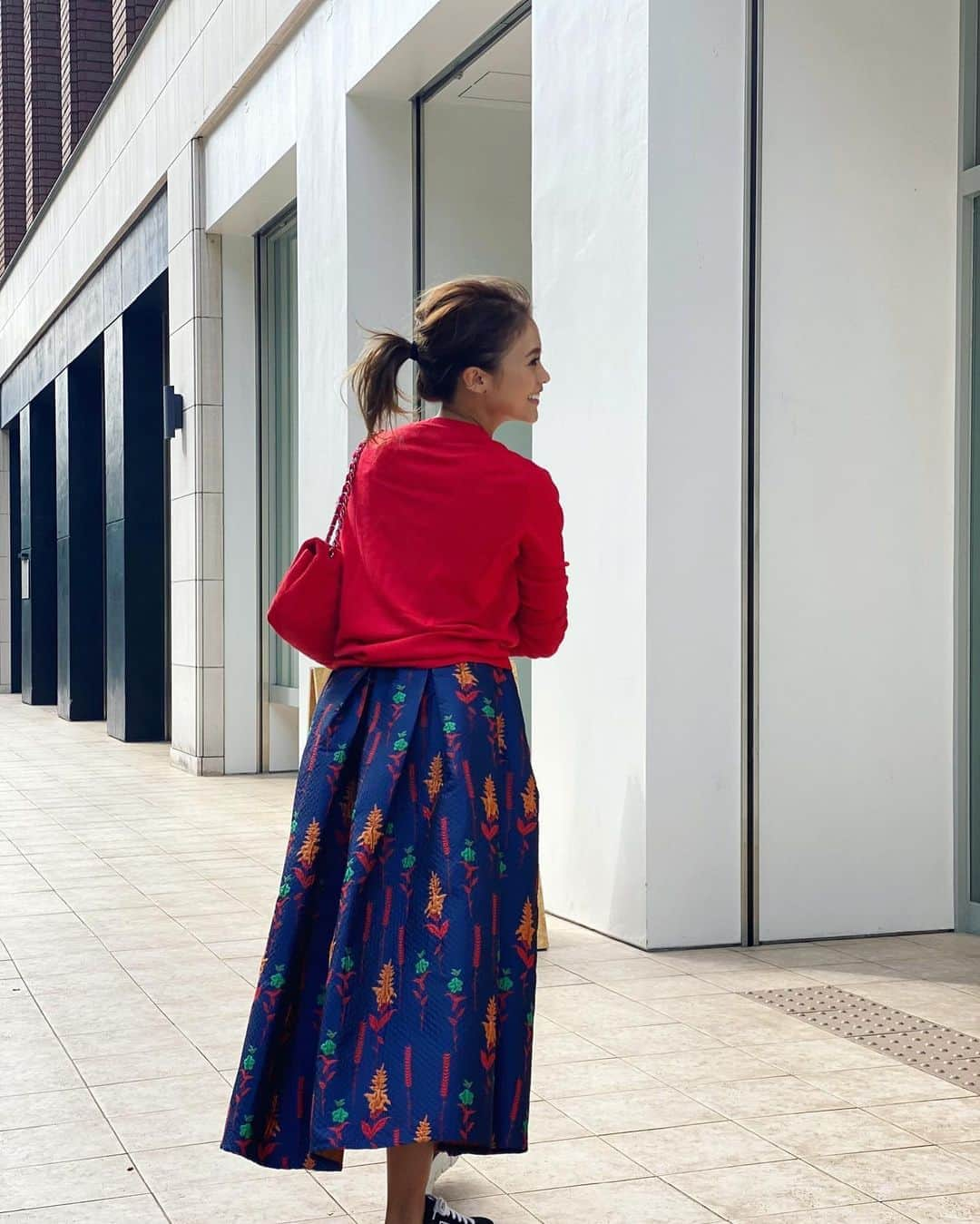 Risako Yamamotoさんのインスタグラム写真 - (Risako YamamotoInstagram)「肌寒くなってきてニット始めました🦊♥️ ・ TOP/// #maisonkitsune  SKIRT/// #rosymonster SHOES/// #PRADA BAG/// #CHANEL ・ ・ #ootd #fashion #coordinate」10月6日 22時36分 - risako_yamamoto