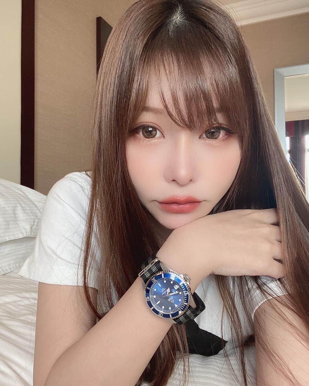 のインスタグラム：「秋になって来たねー🍁 ELGIN @elginjapan のウォッチ⌚️﻿ カジュアルな格好にマッチしてかわいい。﻿ ﻿ ➡︎地球に優しい🌏電池交換不要の自動巻き🔋﻿ ➡︎200M防水🌊ダイビングをしても大丈夫🏊‍♀️﻿ ➡︎高精度・高品質のJAPAN製🇯🇵﻿ ﻿ ゴツめなのに意外と使いやすい〜﻿ 男女問わず使えます👍﻿ タフ可愛いって感じ💕﻿ ﻿時計はいくつあっても困らないから良いね⌚️  クーポンコード→［himergze］﻿ こちらを使えば﻿ 10%割引で購入出来ます♡﻿ ﻿ ご購入の際は @elginjapan のトップURLからクーポンをご利用下さいね☺﻿ ﻿ If you want you can get 10%off special edition watch ELGIN.﻿ Please enter the promotion code［himdrgze］﻿ Let's use together💓﻿ ﻿ #エルジン #時計 #腕時計 #elgin #elginjapan #elginwatch #elginusa #noborder #日本品質 #Japanmade #madeinjapan﻿ #pr #手元倶楽部 #手元くら部 #watch #present #手元クラブ #カジュアルコーデ」