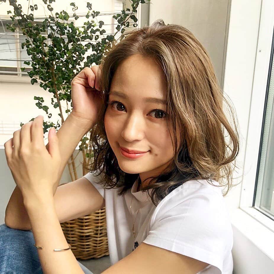 野口和弘のインスタグラム：「chayちゃんカラーメンテナンス🙆‍♂️ 最近はこのカラーがお気に入りみたい。 透明感あっていいよね！ 仕上げは波巻きウェーブ。いつも内巻きにしてたんだけど今日は雰囲気変えてみましたー！ . @chay1023_official  . #chay #CIECA. #ciecanoguchi」