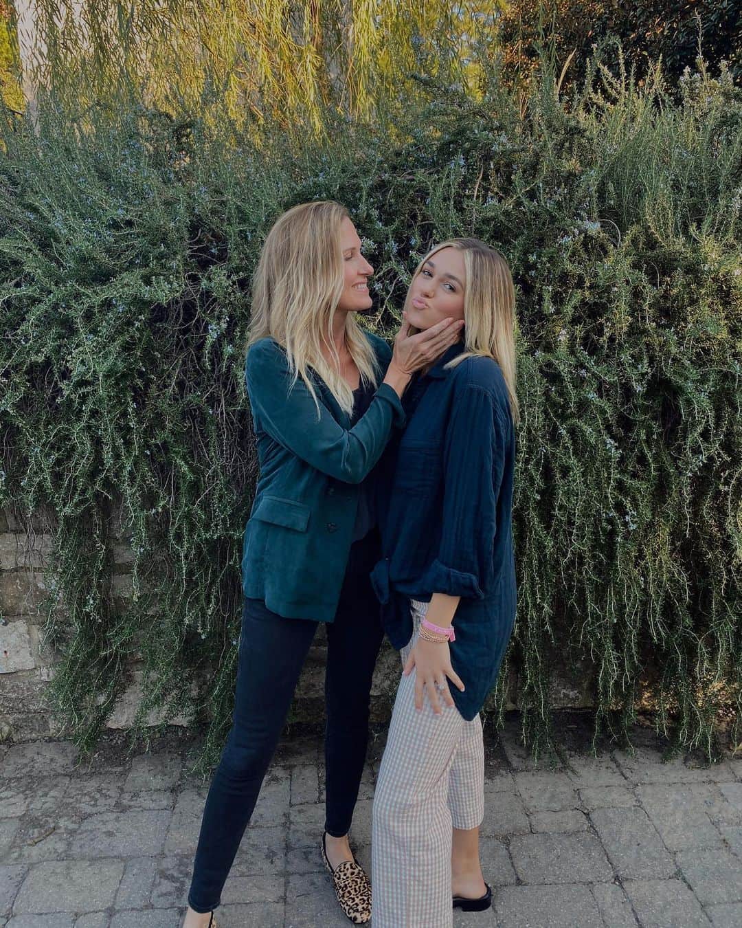 のインスタグラム：「Still can’t believe SHE’S HAVING A BABY 🥰 literally nothing better!」