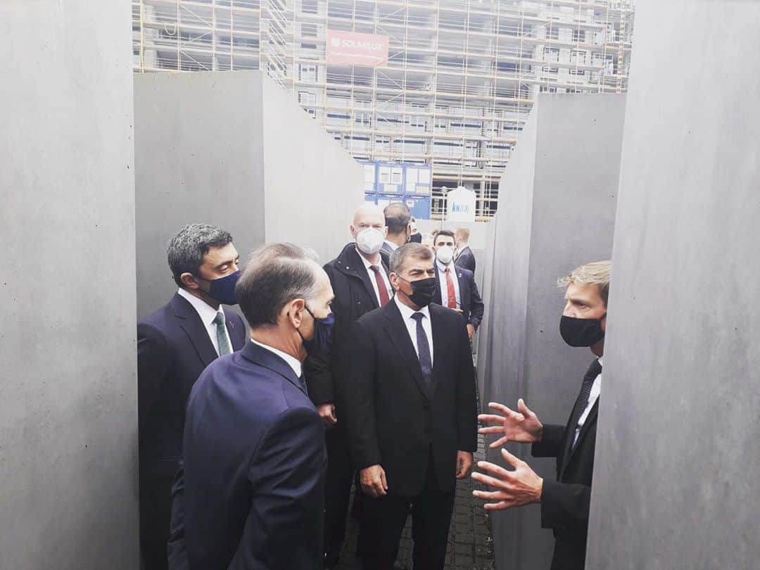 イヴァンカ・トランプのインスタグラム：「A historic moment! German Foreign Minister @HeikoMaas, Israeli Foreign Minister @Gabi_Ashkenazi and UAE Foreign Minister @ABZayed visit the Berlin memorial for the Jews who were murdered in the Holocaust.  ...  So then we pursue the things which make for peace and the building up of one another.  Romans 14:19 🕊」