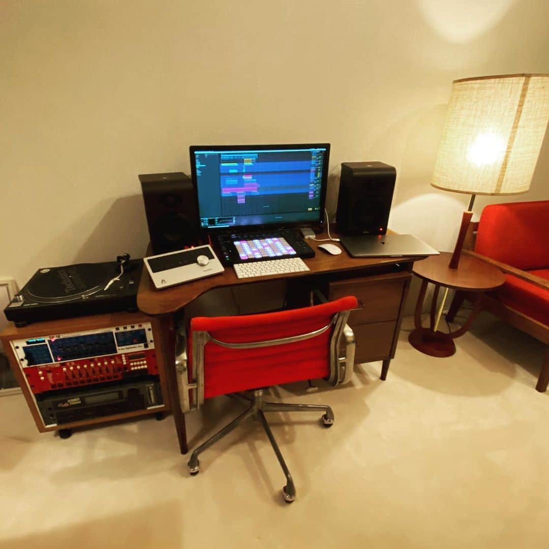 Taku Takahashiのインスタグラム：「Studio Shrine  blockfmで音を作るのが限界を感じて、新しくスタジオを作りました。今年はコロナで音楽制作以外のことが忙しかったんだけど、来年に備えてそろそろ曲をもっと作りたい意欲がフツフツと出てきてて。  ここでボーカルレコーディングもできるようにしたら完成。  ちっちゃなスタジオだけど、ここからいっぱい名曲を生めるよう頑張ります。あとヒット曲もね。笑  機材は MacBook Pro Ableton Push ApogeeのQuartet Focalのスピーカー(小さいけど良い低音が出る) EMU SP-12 by GHOSTINMPC EMU SP-1200 by ARMENIAN(赤バージョン) EMU E4 Platinum Technics SL-1200MK5  家具はHerman Millerのオフィスチェア デスクのブランドはわかんないや」