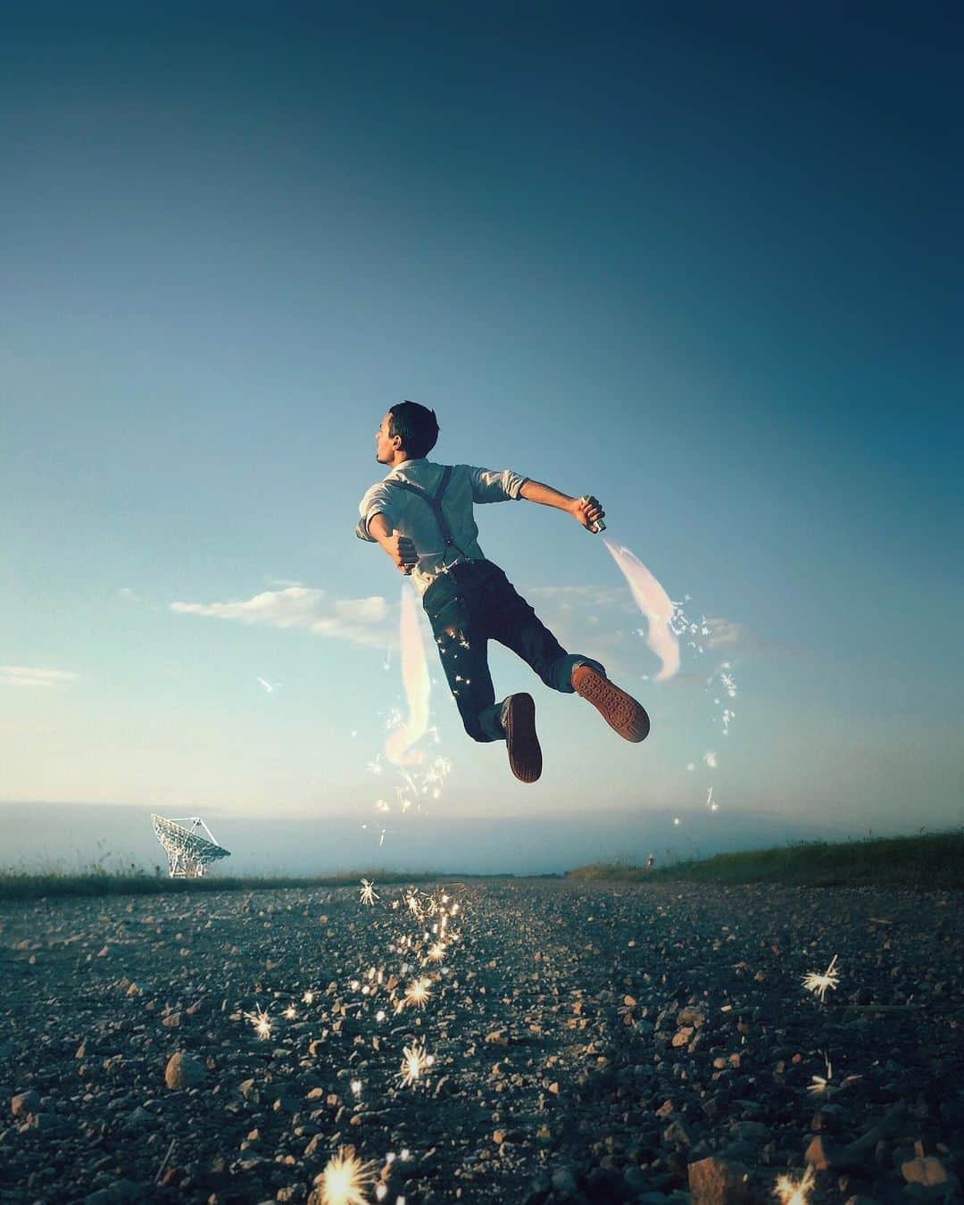 Simone Bramanteさんのインスタグラム写真 - (Simone BramanteInstagram)「{ Spaceman } • I remember that time I’ve lived near by the largest radio telescope in Southern Europe. This photo, taken with a phone, was made with dozens of attempts to recreate the effect of flight. Perfect to celebrate a software that has radically changed the way many people around the world work. Happy 30th birthday @Photoshop!    Take a look to the stories to see the making of  #PsILoveYou30 @adobe」10月6日 22時49分 - brahmino