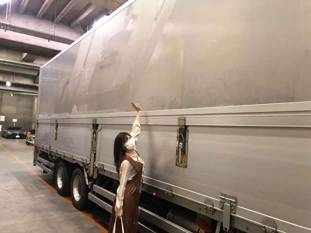 鈴木このみのインスタグラム：「ライブリハ最終日！でした！  搬入トラック🚛💨 三日後のライブ当日は、これがもっと沢山…!!! 舞台セットや演出照明も、やりたい事詰め込んで楽しみ！ いつもわがまま沢山叶えてもらってます✨有り難や😂  やっと皆んなに会えるのか〜。と思うと、ソワソワハワハワ🏃‍♀️ 長かったーーー。 この期間もずっと歌ってたし、CDとしても大切に届けられたけど、やっぱりライブが特別に好きだなと感じてます。 皆んなも準備は良きかーーーー！いぇーる！  明日はバンマス&ギター奈良ぱんをお迎えして、ライブ直前のOPENREC配信🎸です！  #鈴木このみライブ #お楽しみに😏 #配信チケットは発売中だよ🎫」